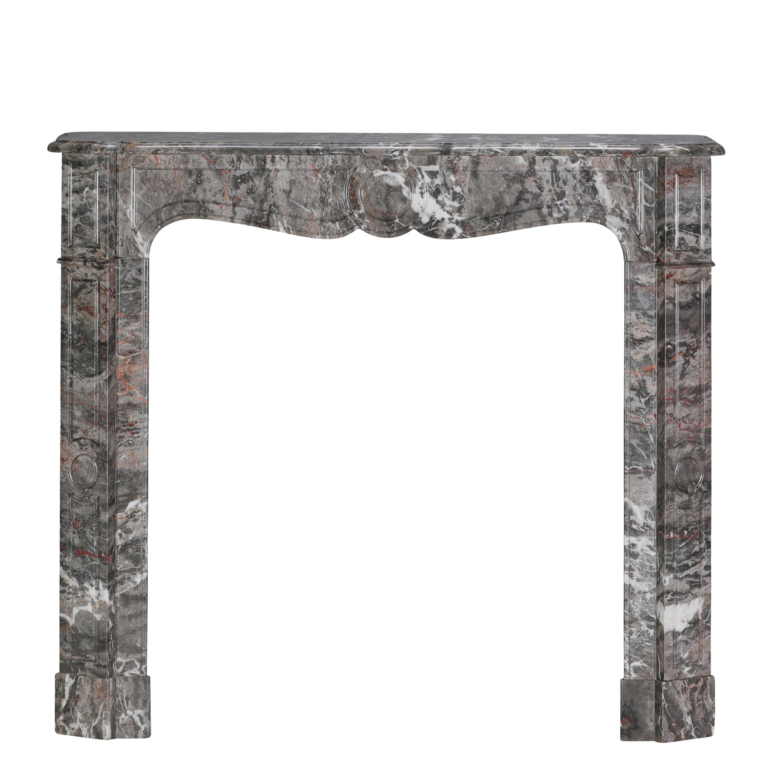 Intagliato a mano Cornice per caminetto Pompadour di design parigino in raro marmo Boi Jourdan francese in vendita