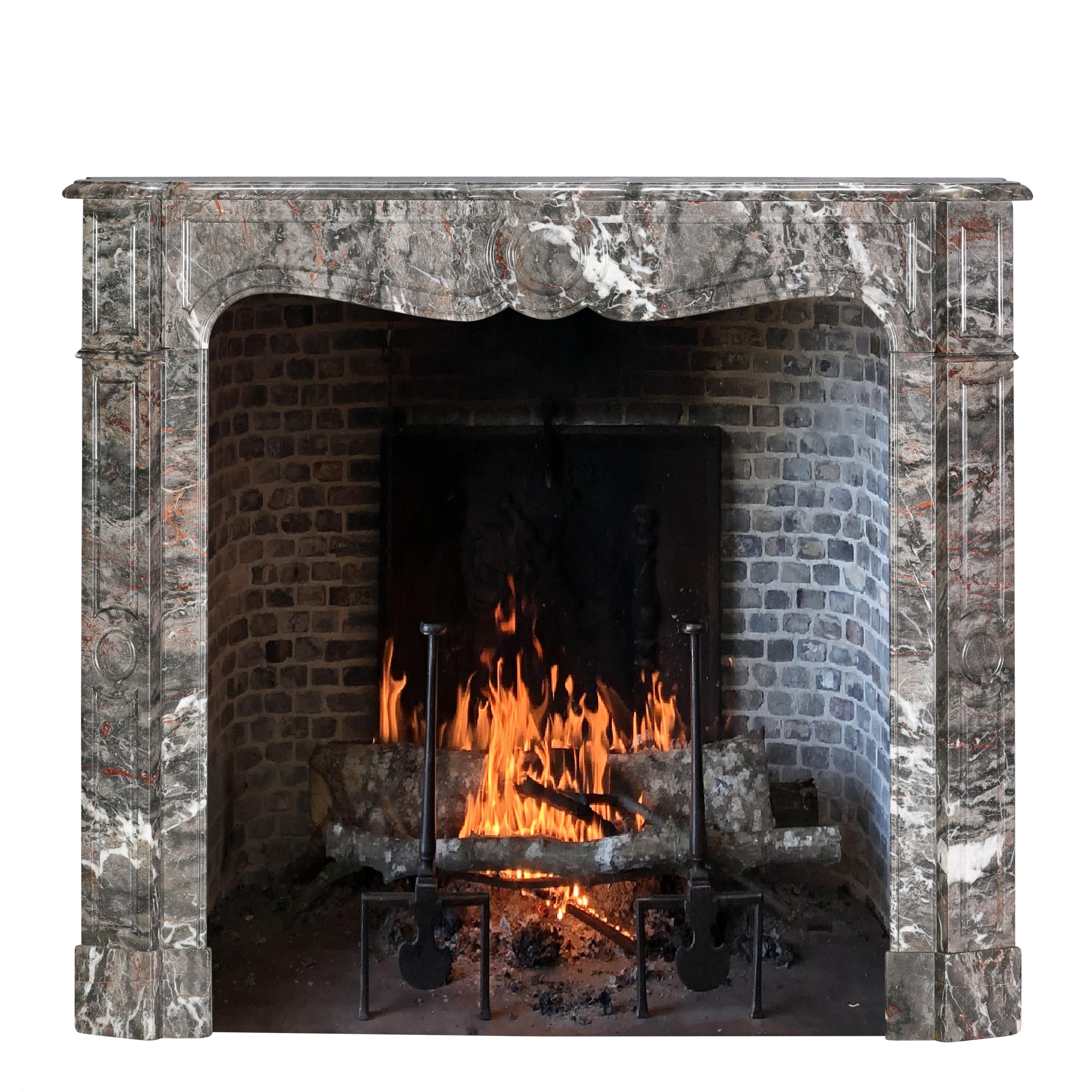 Francese Cornice per caminetto Pompadour di design parigino in raro marmo Boi Jourdan francese in vendita