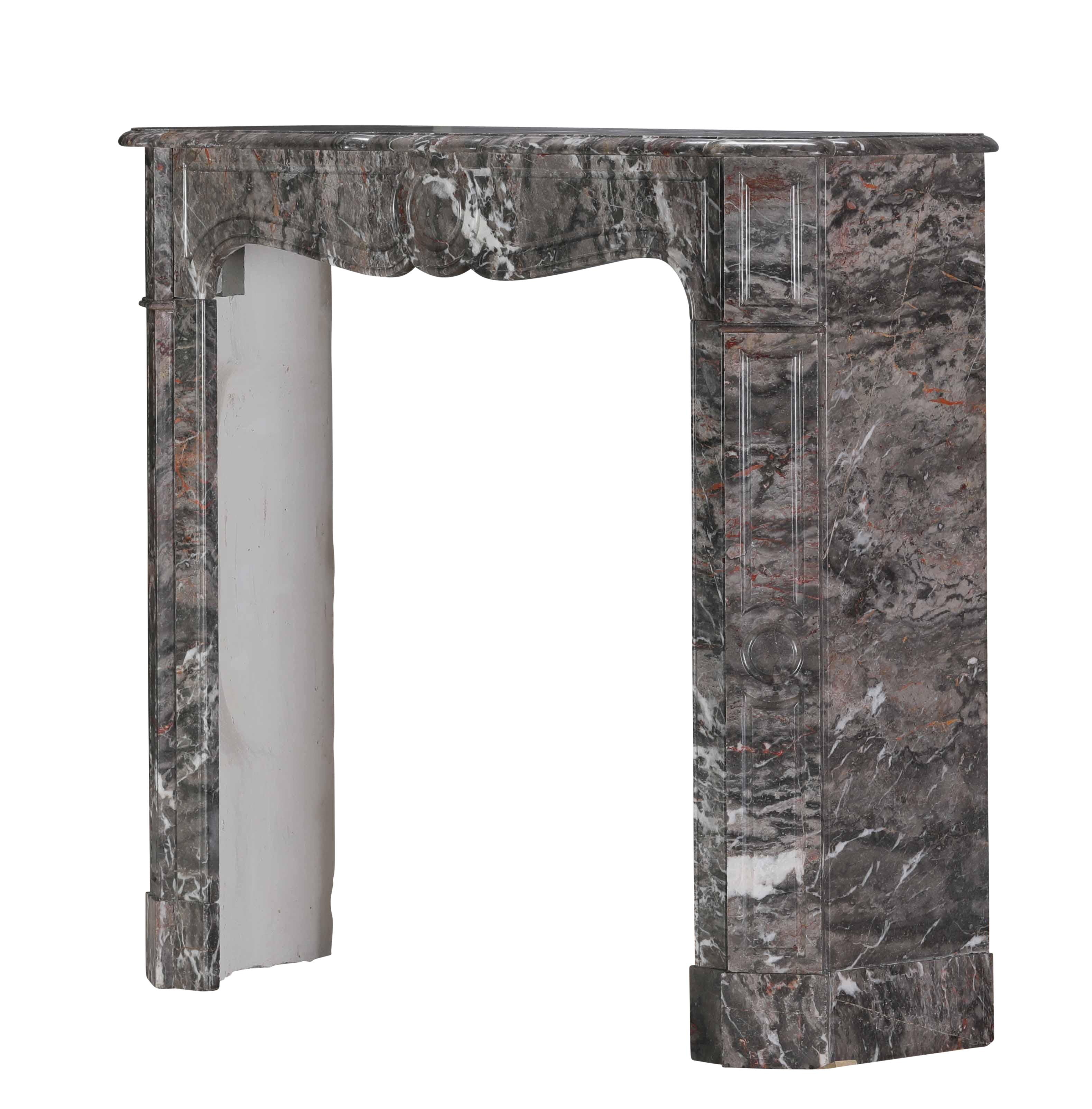 Cornice per caminetto Pompadour di design parigino in raro marmo Boi Jourdan francese In condizioni buone in vendita a Beervelde, BE