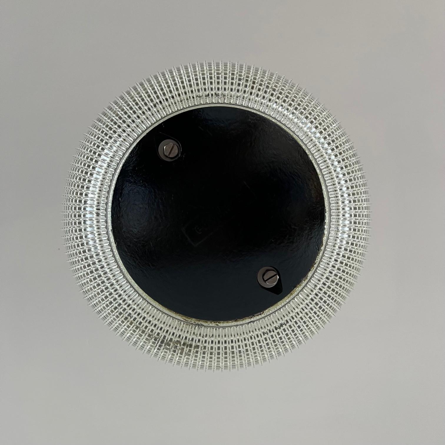 Lampes Globe Lighting parisiennes en verre Holophane du milieu du siècle 'Up to 3 Available' (jusqu'à 3 disponibles) Bon état - En vente à London, GB
