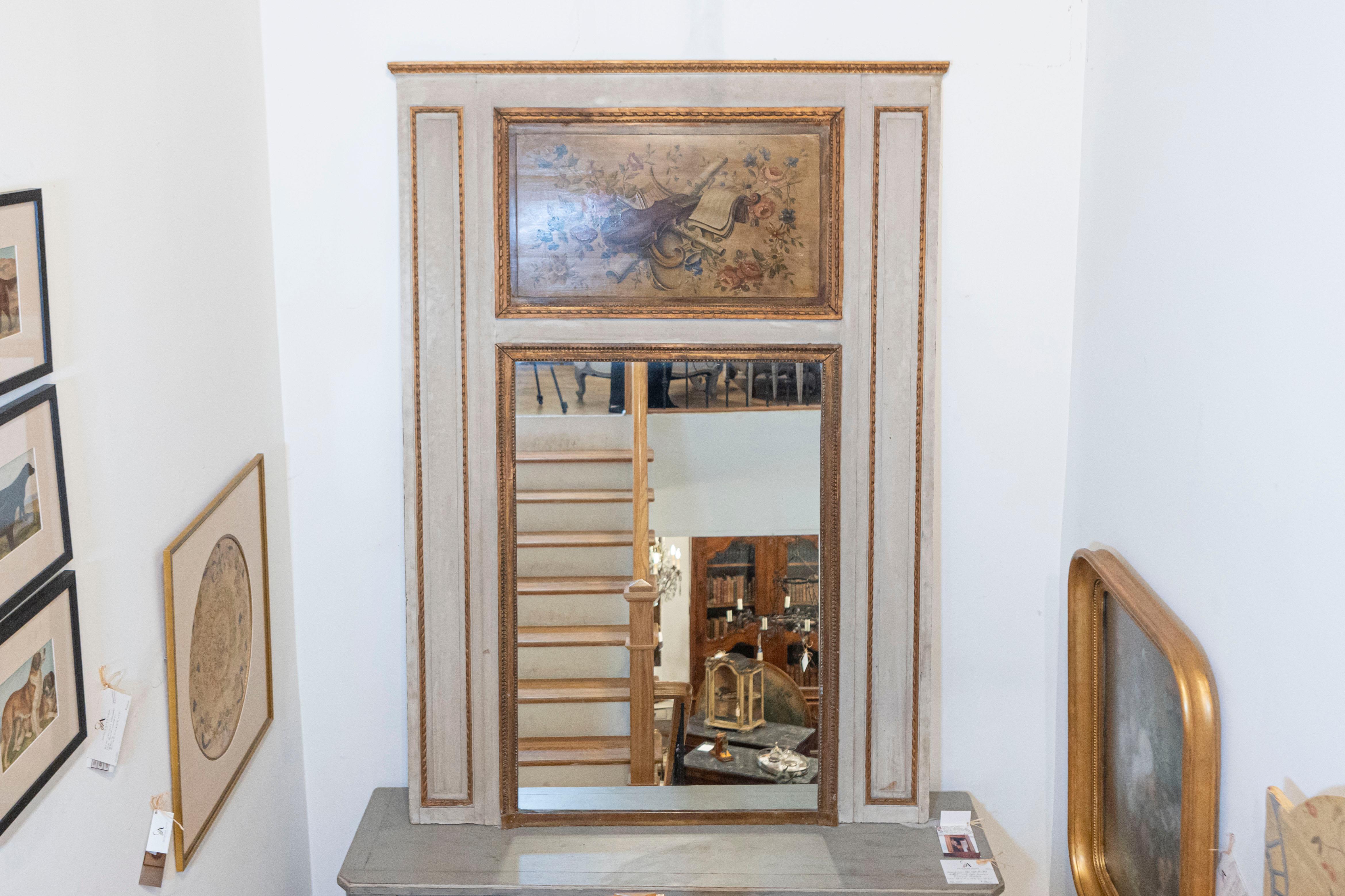 Ein französischer Spiegel aus bemaltem Holz im Louis-XVI-Stil aus der Mitte des 19. Jahrhunderts mit Musikinstrumenten. Dieser bemalte Trumeau-Spiegel, der während der Herrschaft von Kaiser Napoleon III. in Paris entstand, zeigt die stilistischen