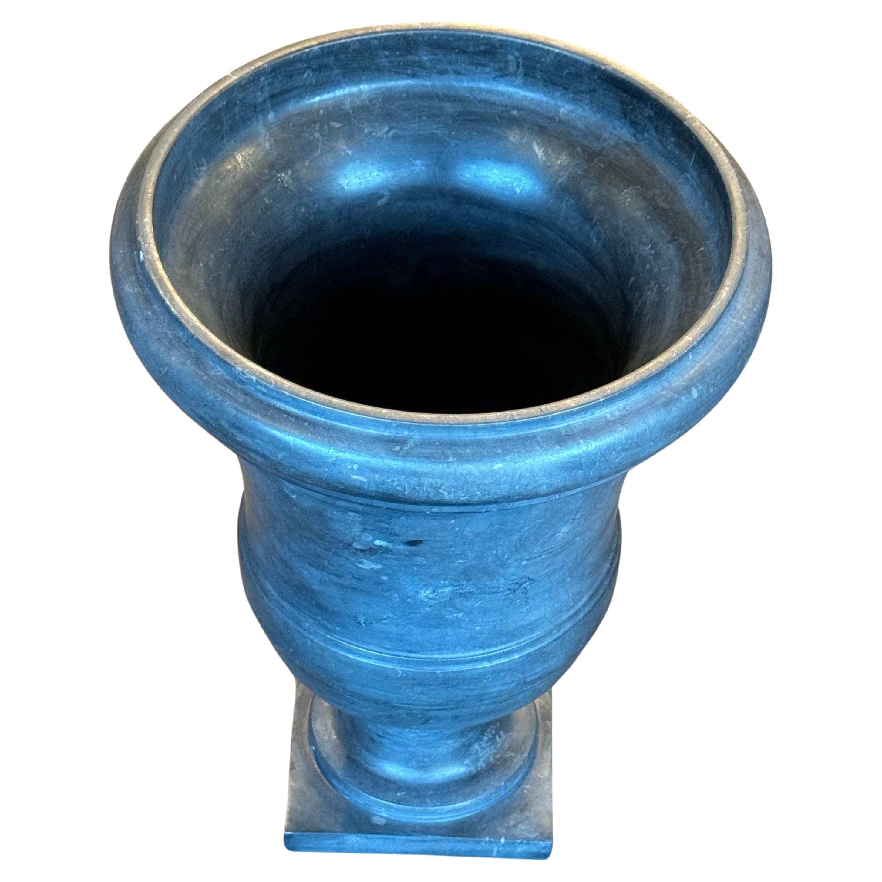 Vaso di pietra parigino acquistato da Martyn Lawrence Bullard a Parigi, Francia
Adatto per l'uso all'aperto


