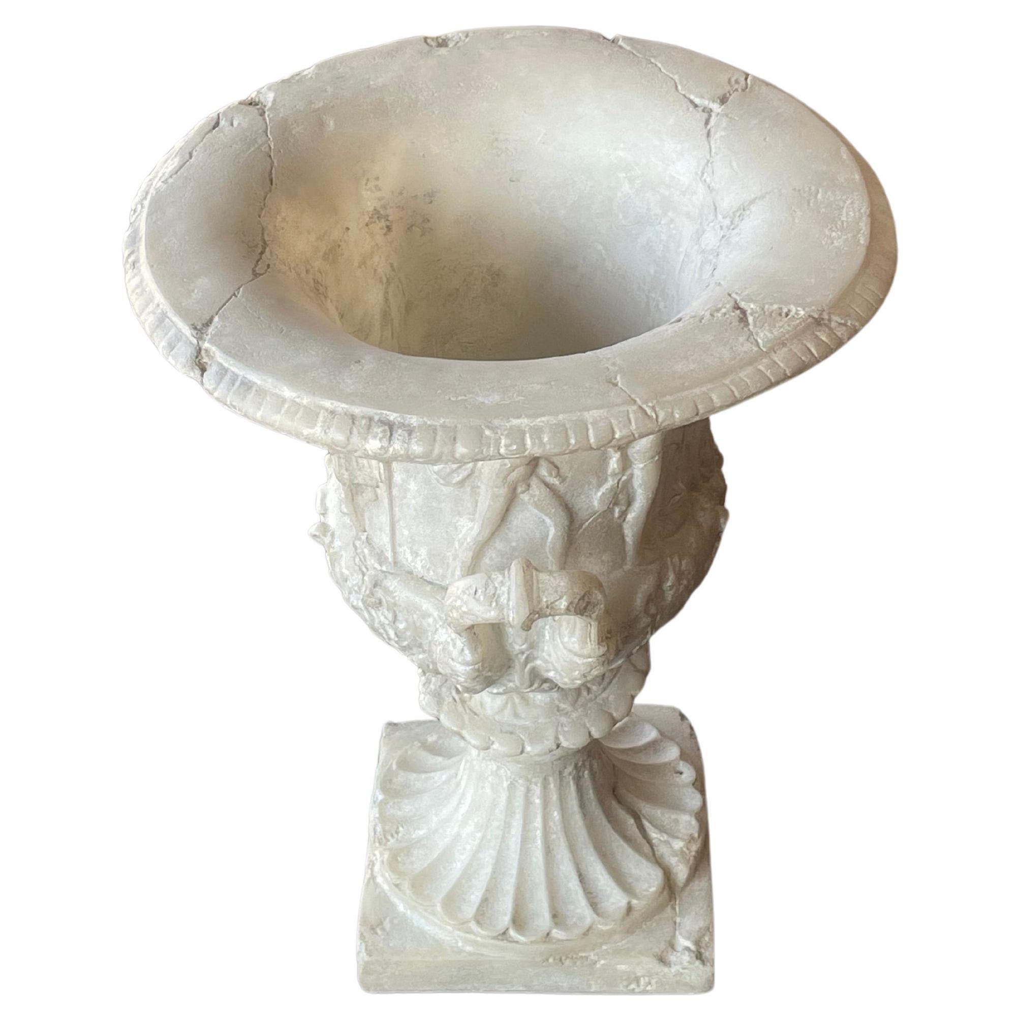 Source : Paris, Martyn Lawrence Bullard
Vase français en forme de Campagne en albâtre blanc, 19e siècle

