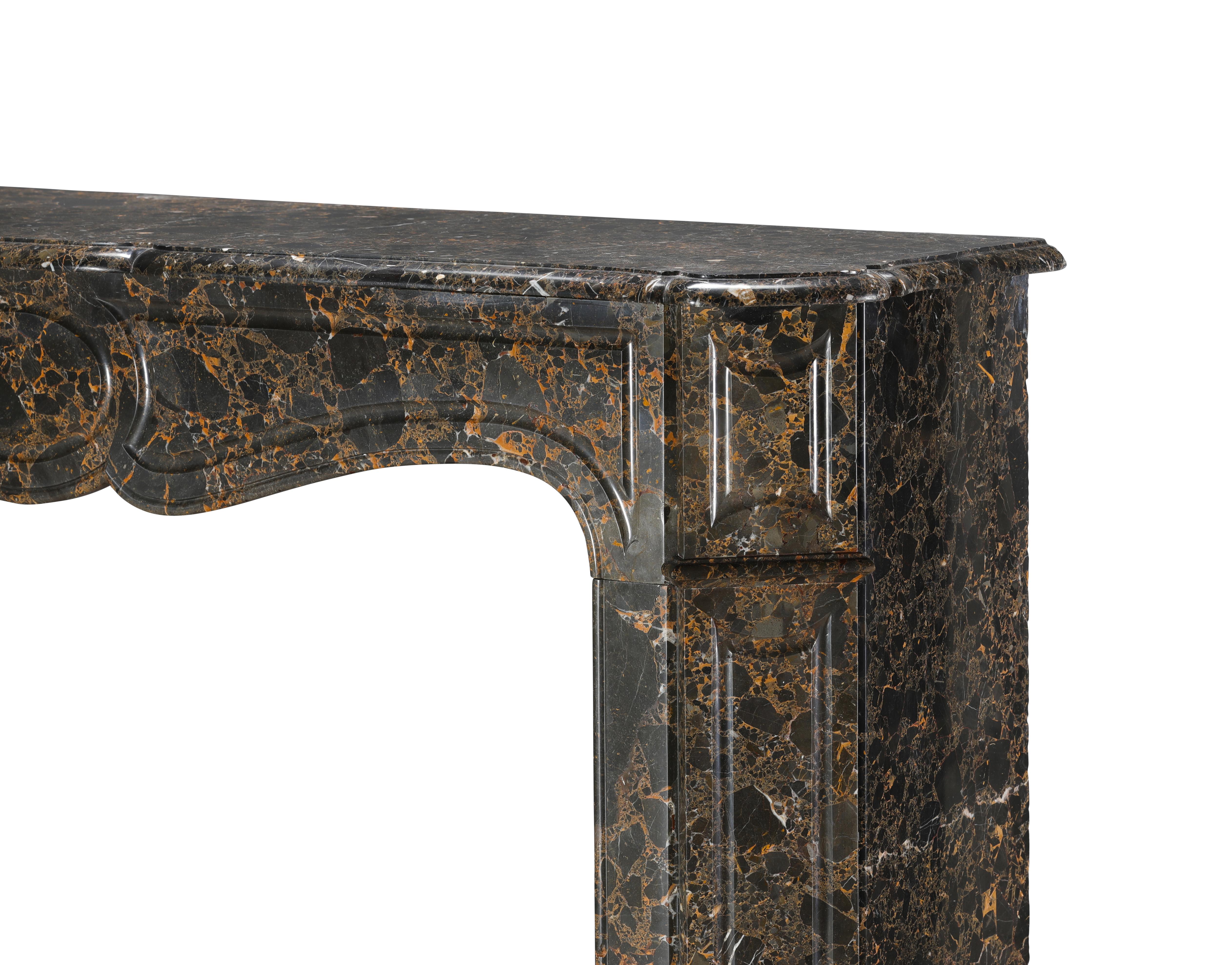 Repisa de chimenea parisina Pompadour de mármol Portor des Pyrénées Breche, poco común en venta 3