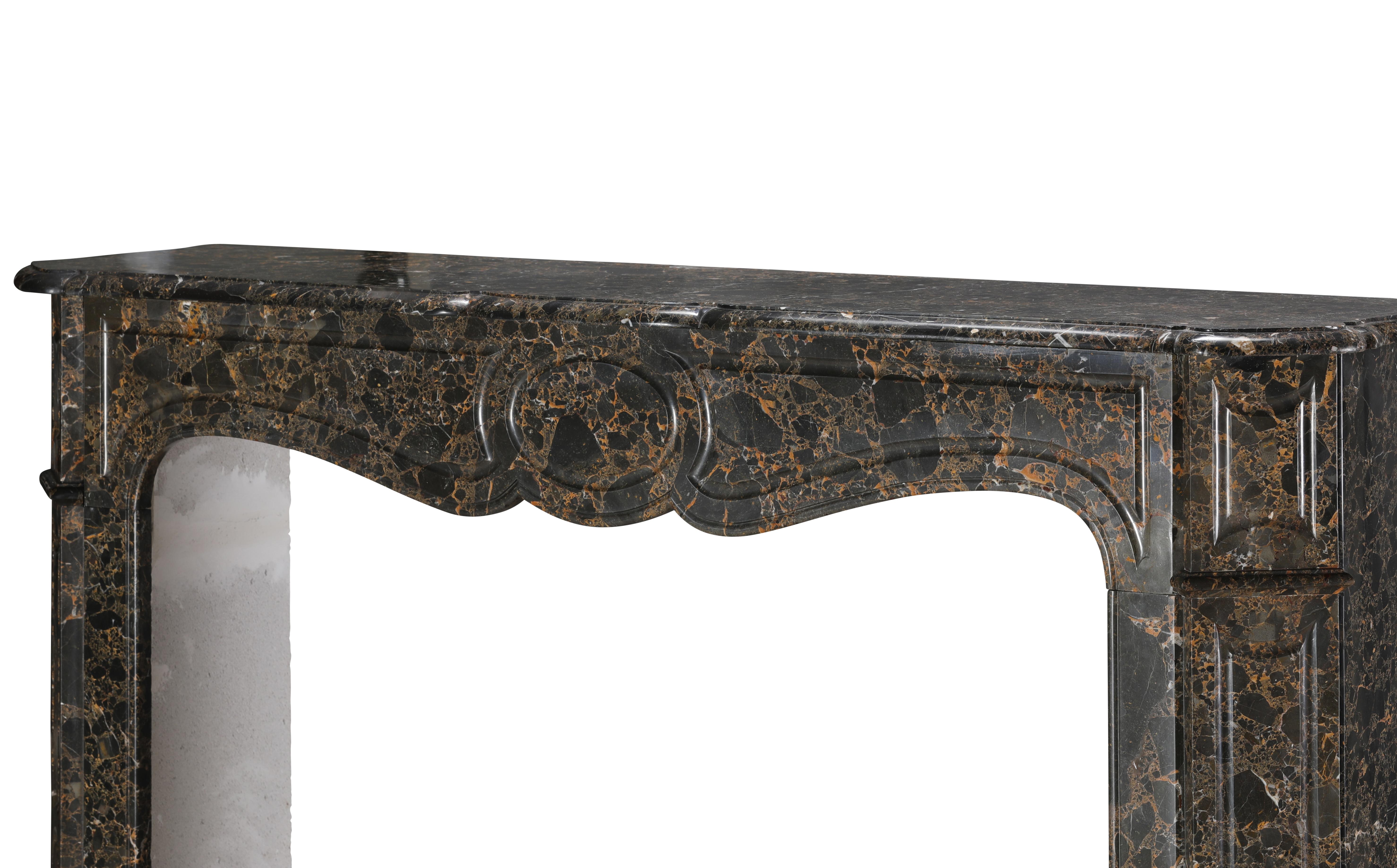Repisa de chimenea parisina Pompadour de mármol Portor des Pyrénées Breche, poco común en venta 4