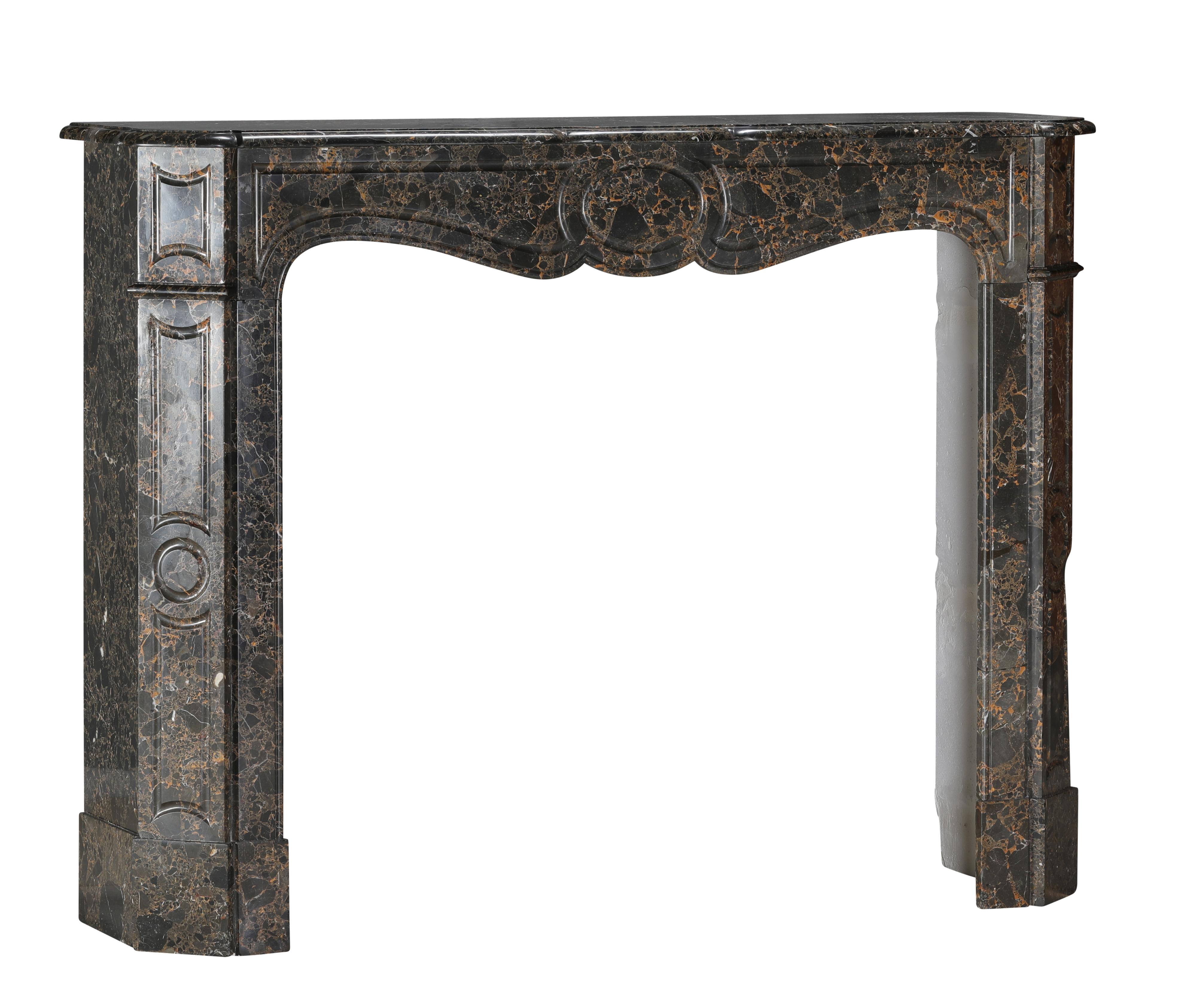 Repisa de chimenea parisina Pompadour de mármol Portor des Pyrénées Breche, poco común en venta 5