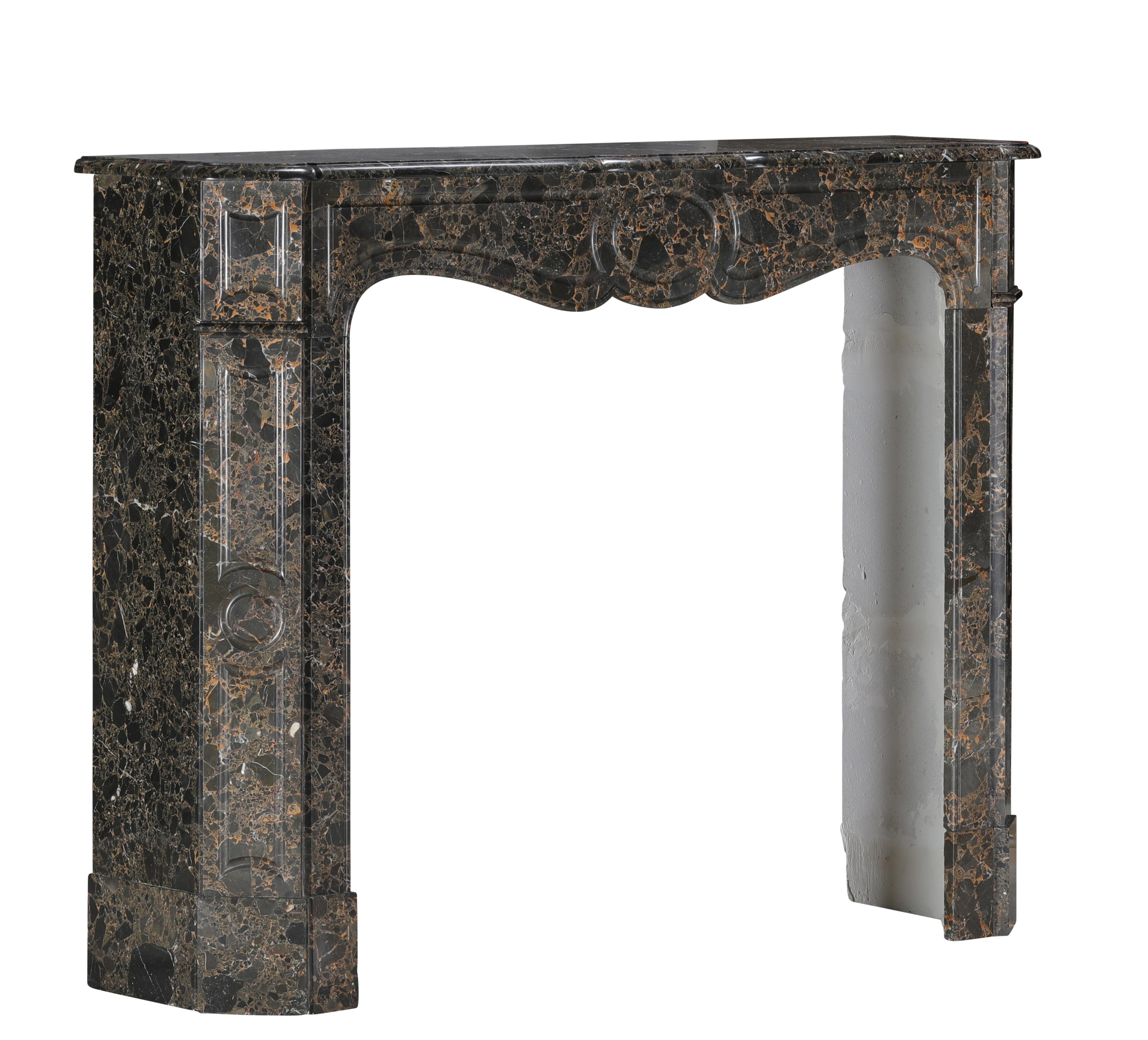 Repisa de chimenea parisina Pompadour de mármol Portor des Pyrénées Breche, poco común en venta 6
