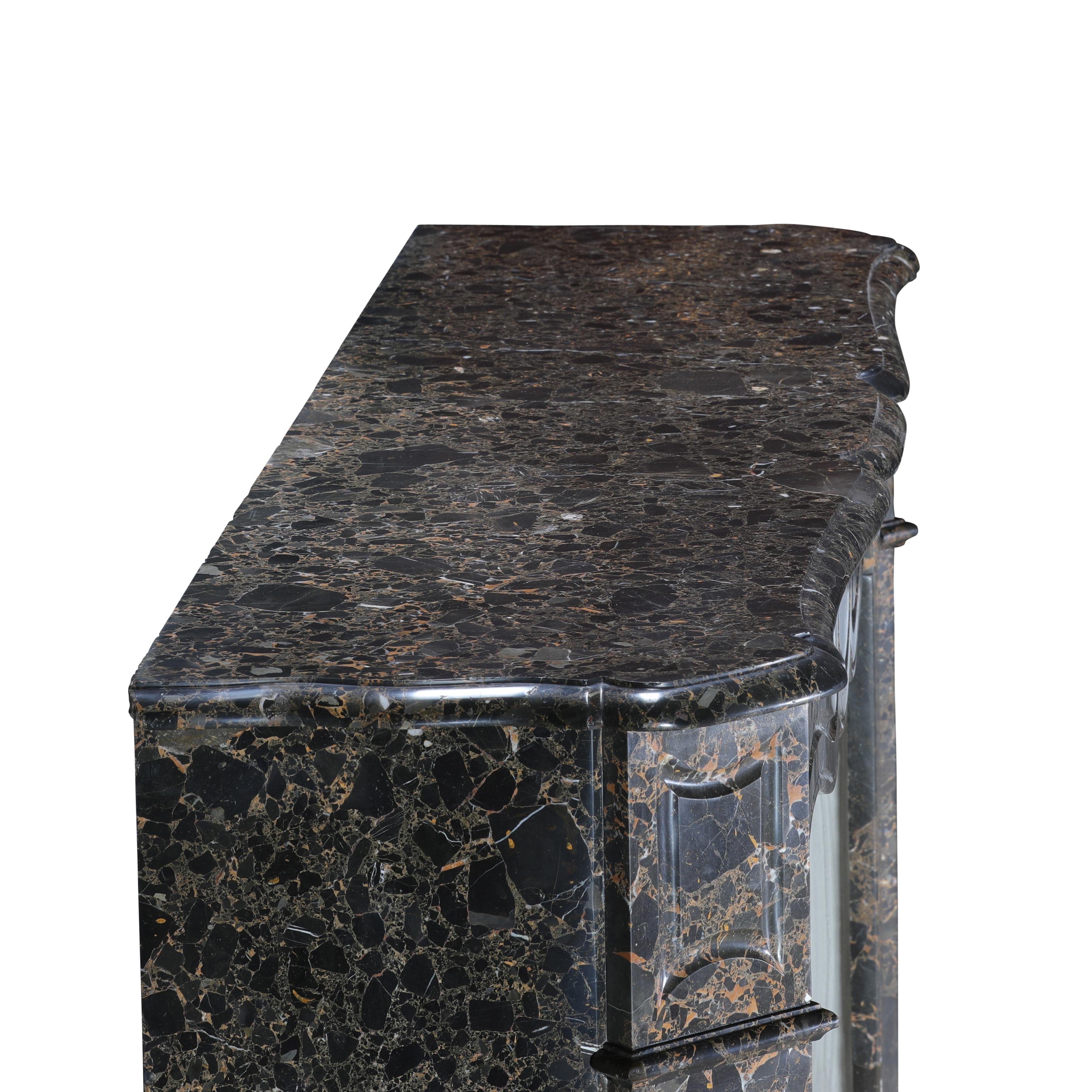 Repisa de chimenea parisina Pompadour de mármol Portor des Pyrénées Breche, poco común en venta 10