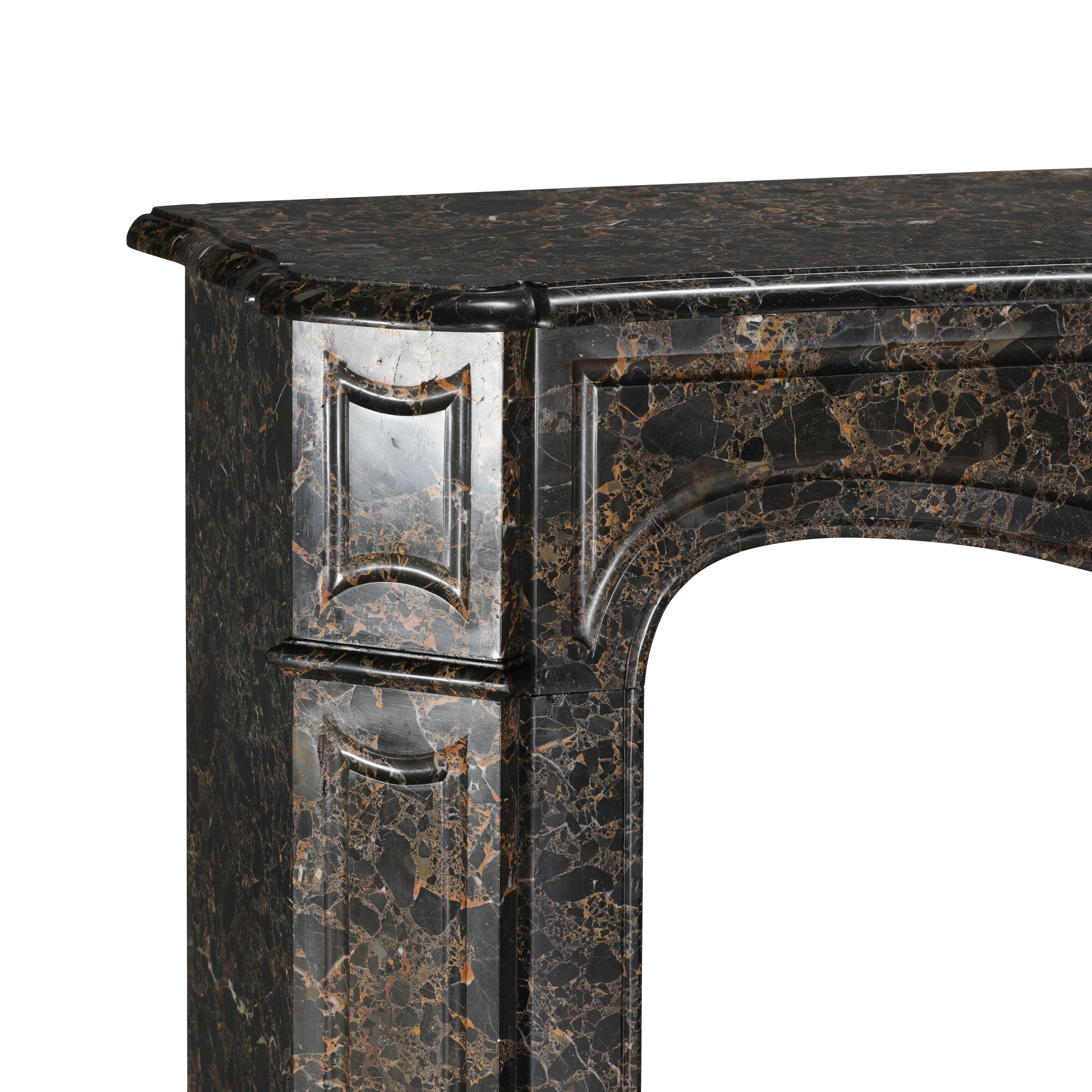 Repisa de chimenea parisina Pompadour de mármol Portor des Pyrénées Breche, poco común en venta 11