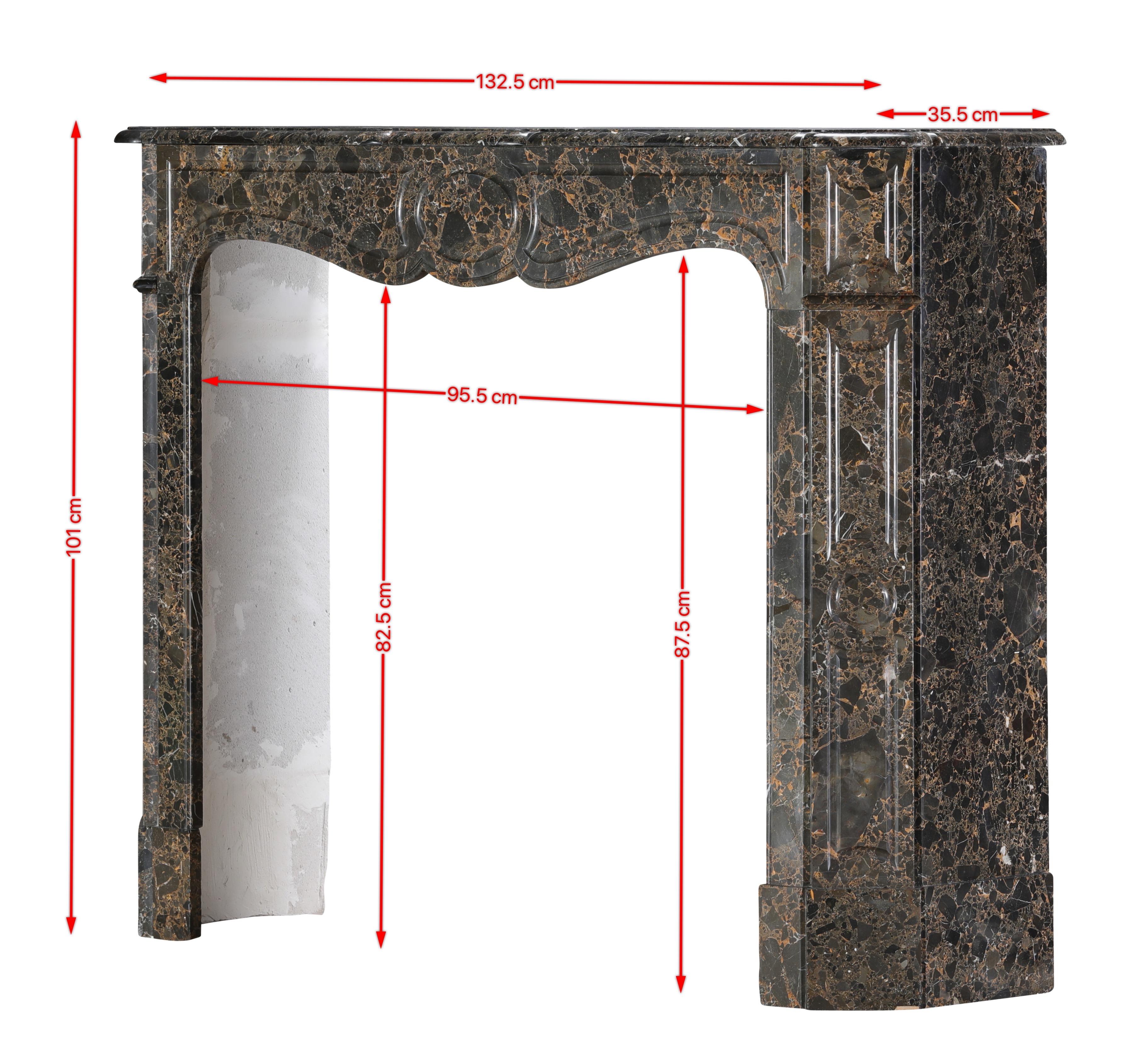 Este magnífico marco de chimenea Pompadour parisino del siglo XIX está fabricado con el rarísimo e históricamente venerado mármol Portor des Pyrénées, extraído en Troubat, en los Altos Pirineos franceses. La extracción de esta piedra comenzó en la