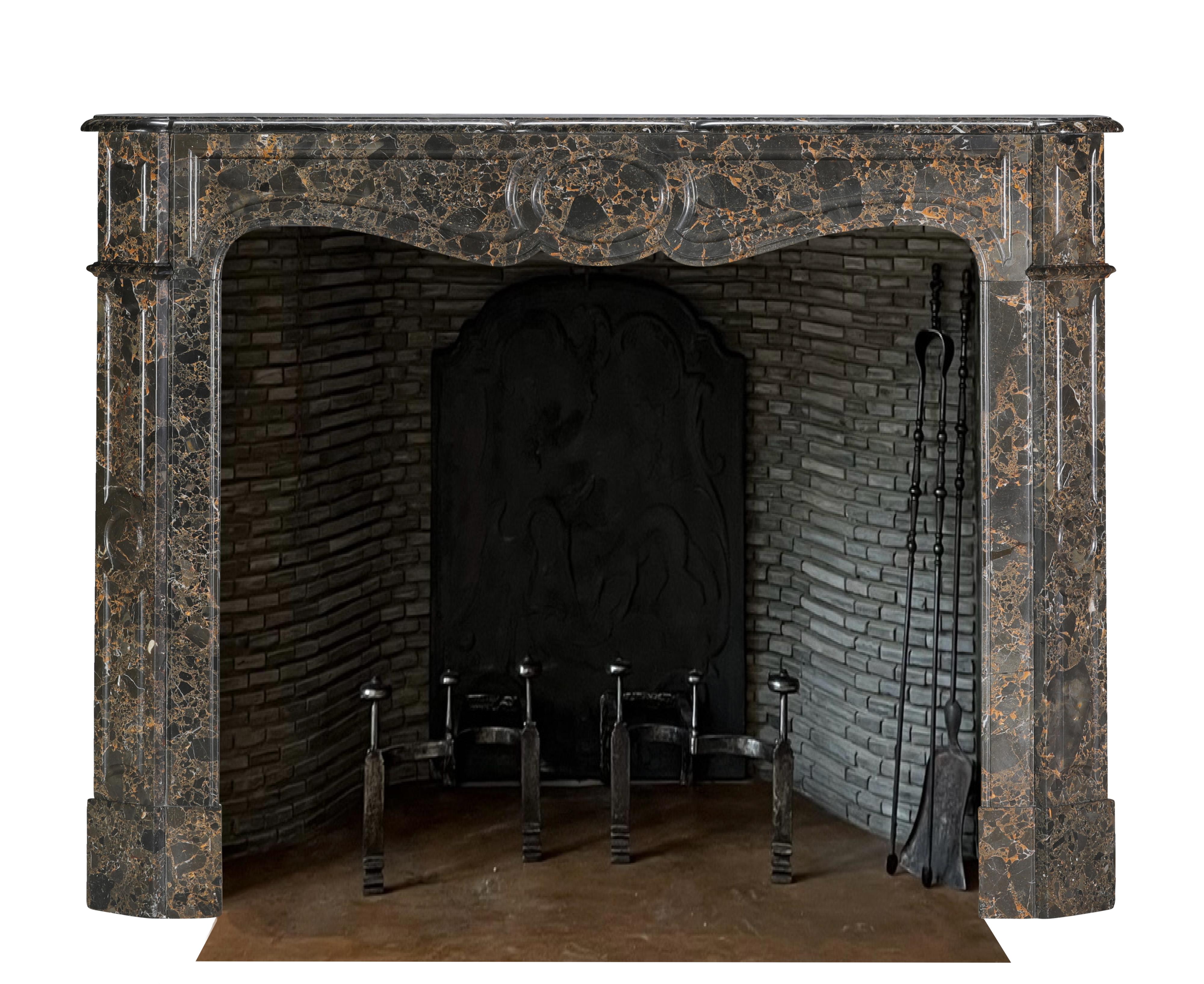 Repisa de chimenea parisina Pompadour de mármol Portor des Pyrénées Breche, poco común en venta 12