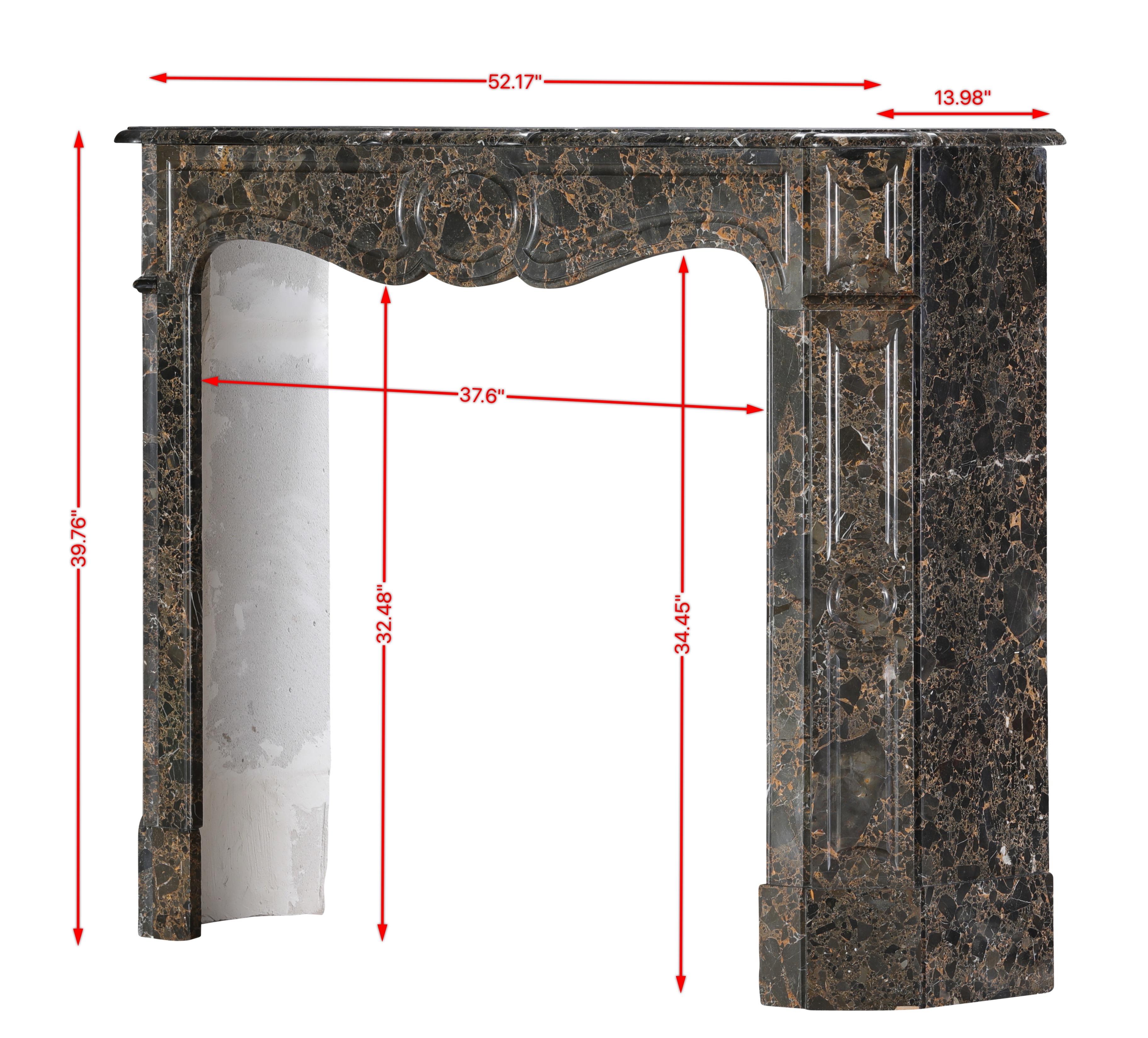 Repisa de chimenea parisina Pompadour de mármol Portor des Pyrénées Breche, poco común Luis XV en venta