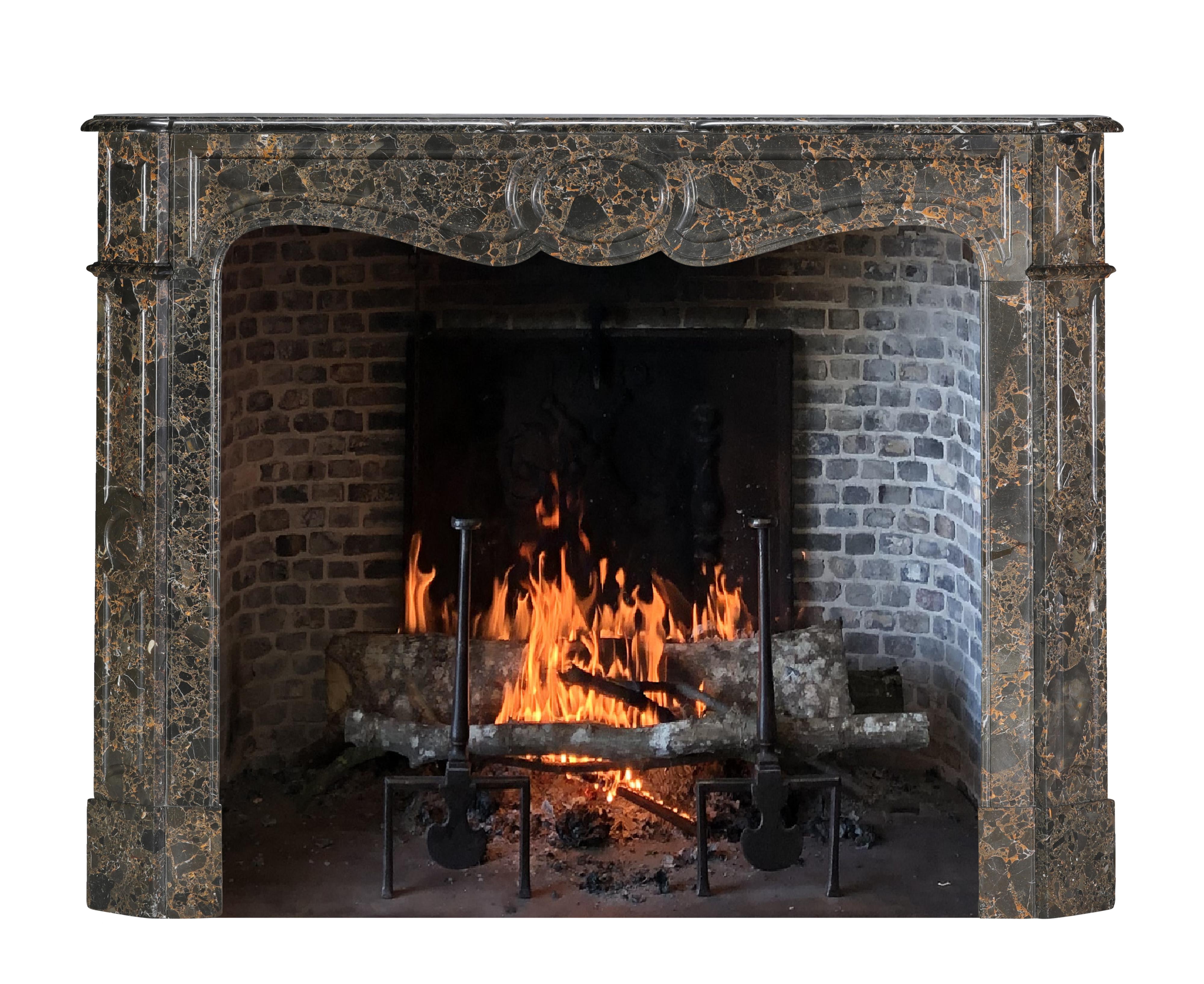 Repisa de chimenea parisina Pompadour de mármol Portor des Pyrénées Breche, poco común Francés en venta