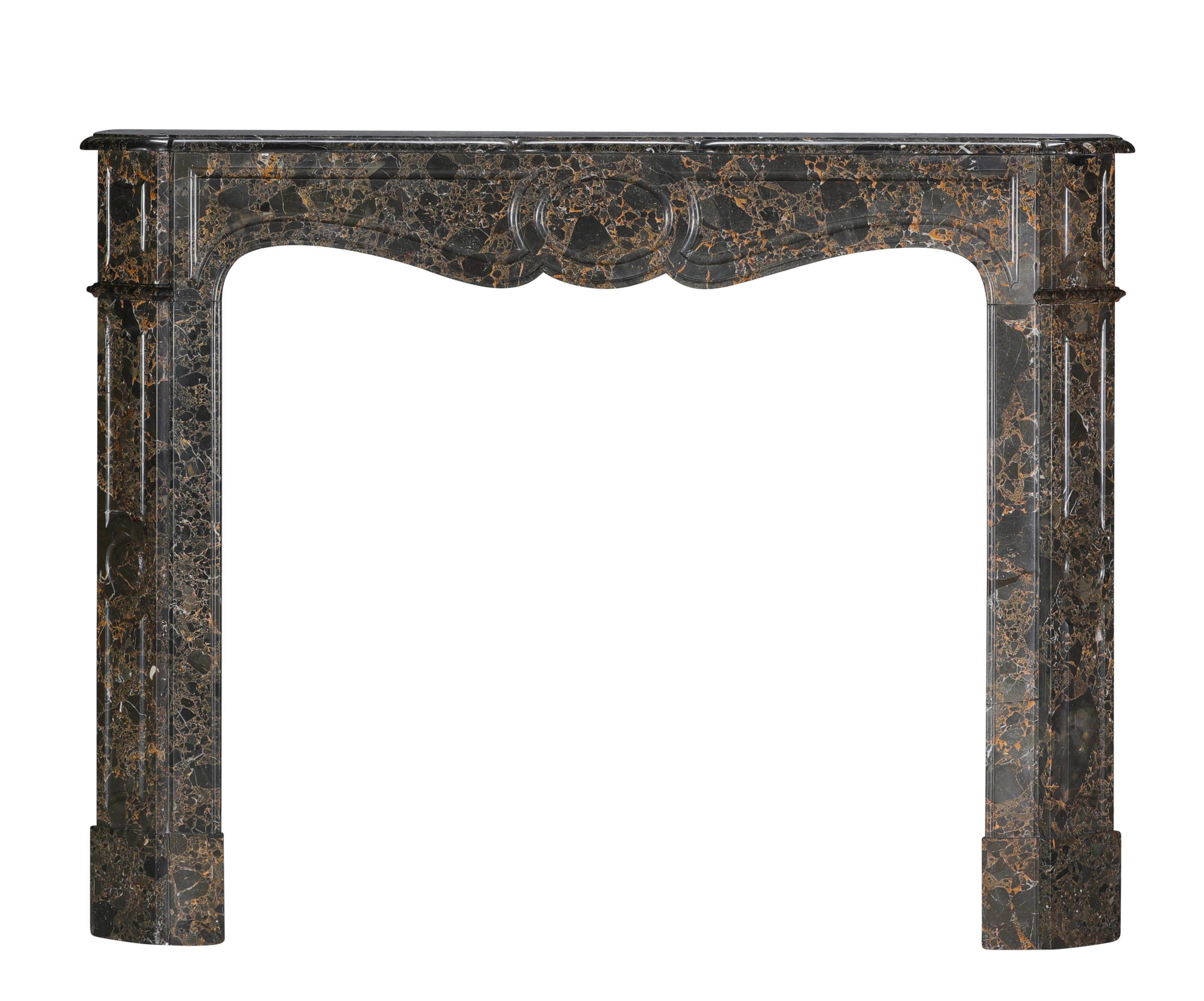 Repisa de chimenea parisina Pompadour de mármol Portor des Pyrénées Breche, poco común Tallado a mano en venta