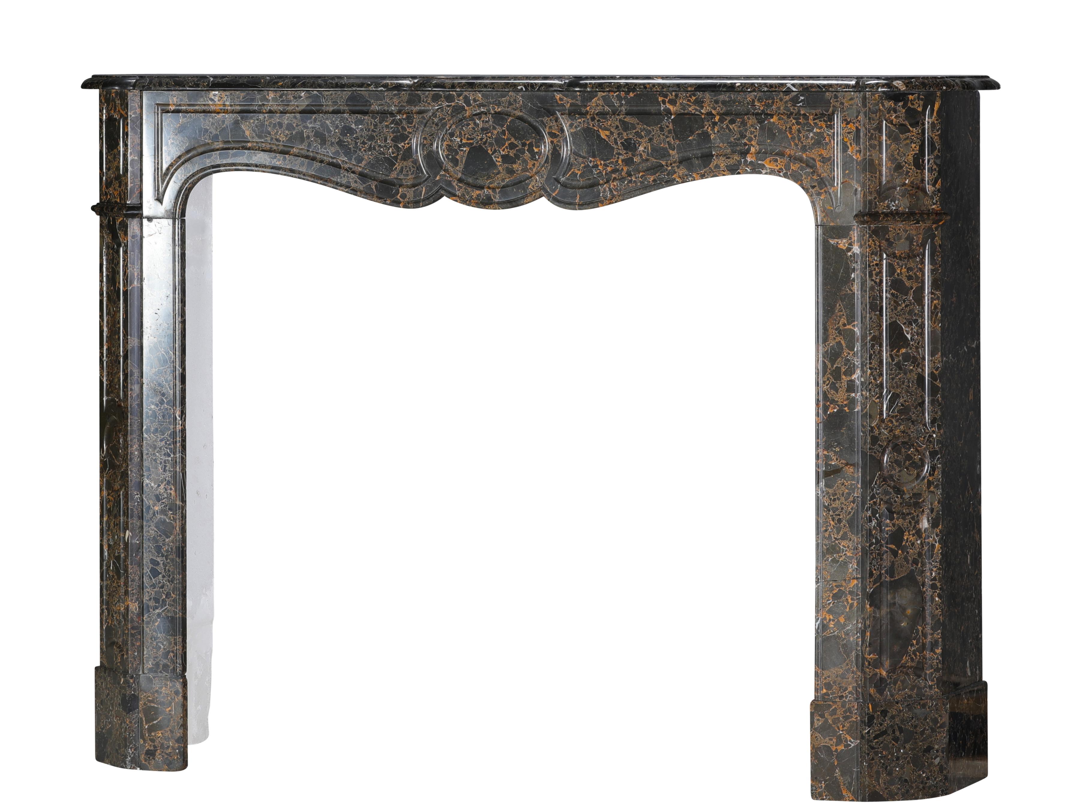 Repisa de chimenea parisina Pompadour de mármol Portor des Pyrénées Breche, poco común en Excelente estado para la venta en Beervelde, BE