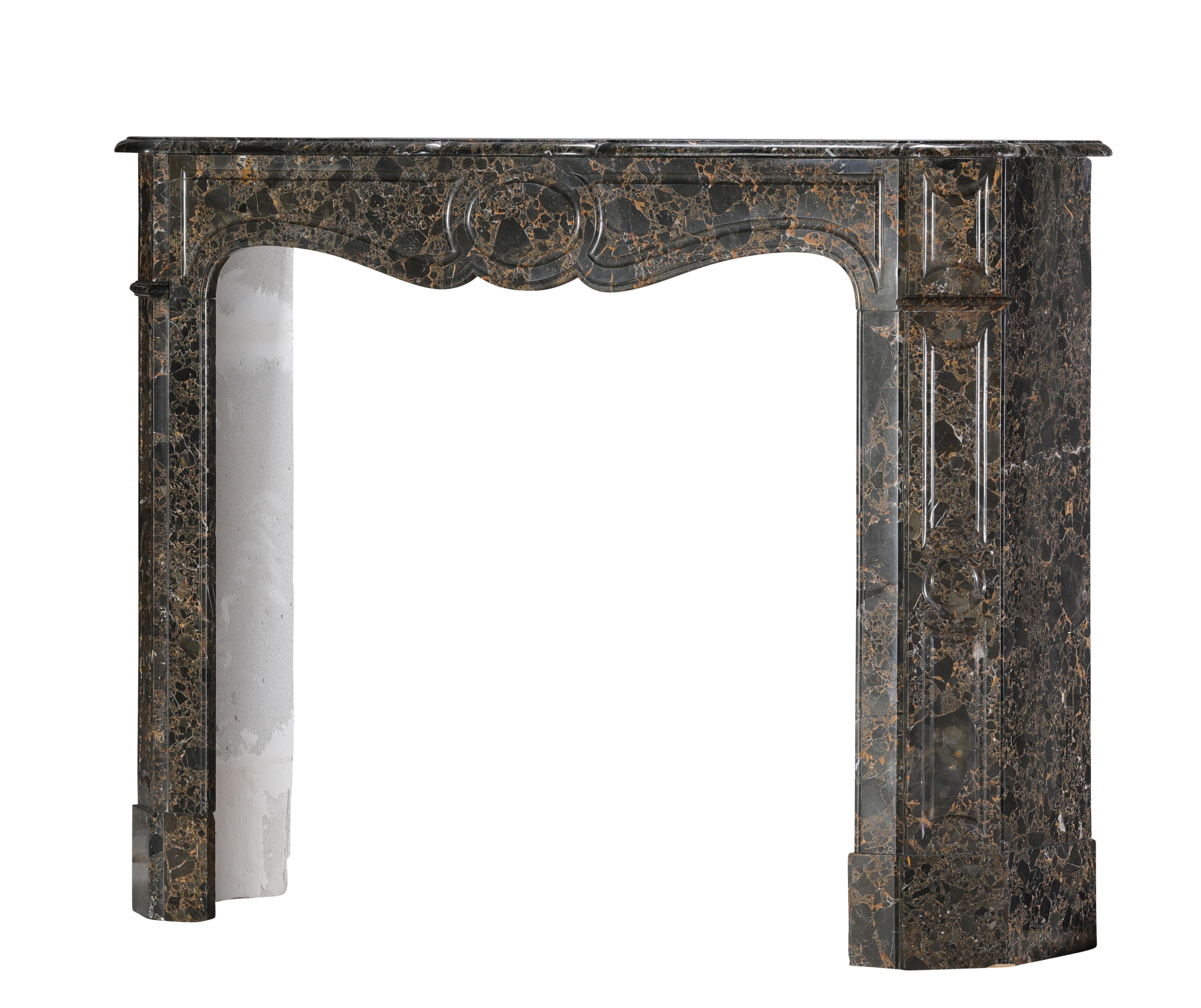 Repisa de chimenea parisina Pompadour de mármol Portor des Pyrénées Breche, poco común siglo XIX en venta