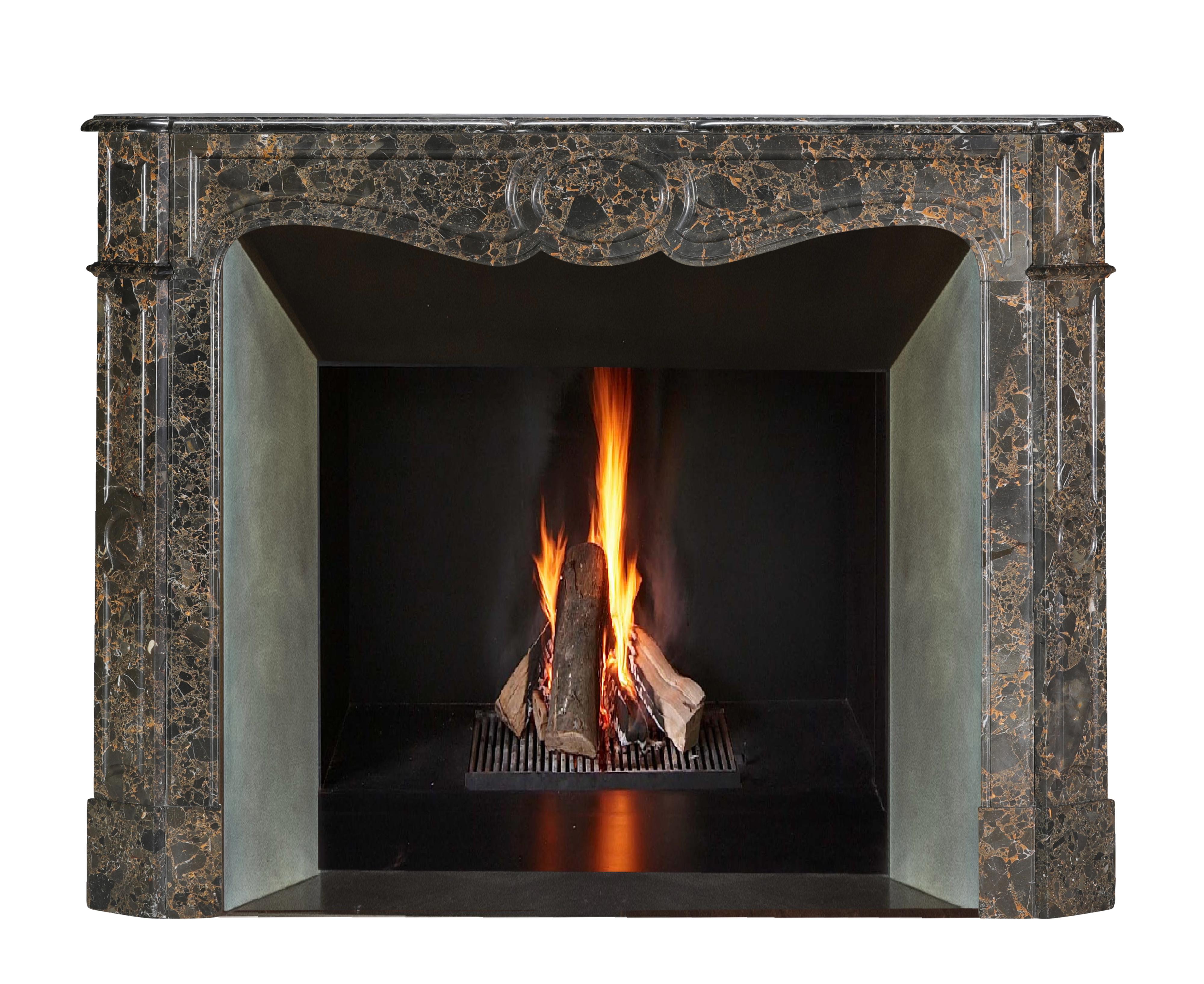 Repisa de chimenea parisina Pompadour de mármol Portor des Pyrénées Breche, poco común Mármol en venta
