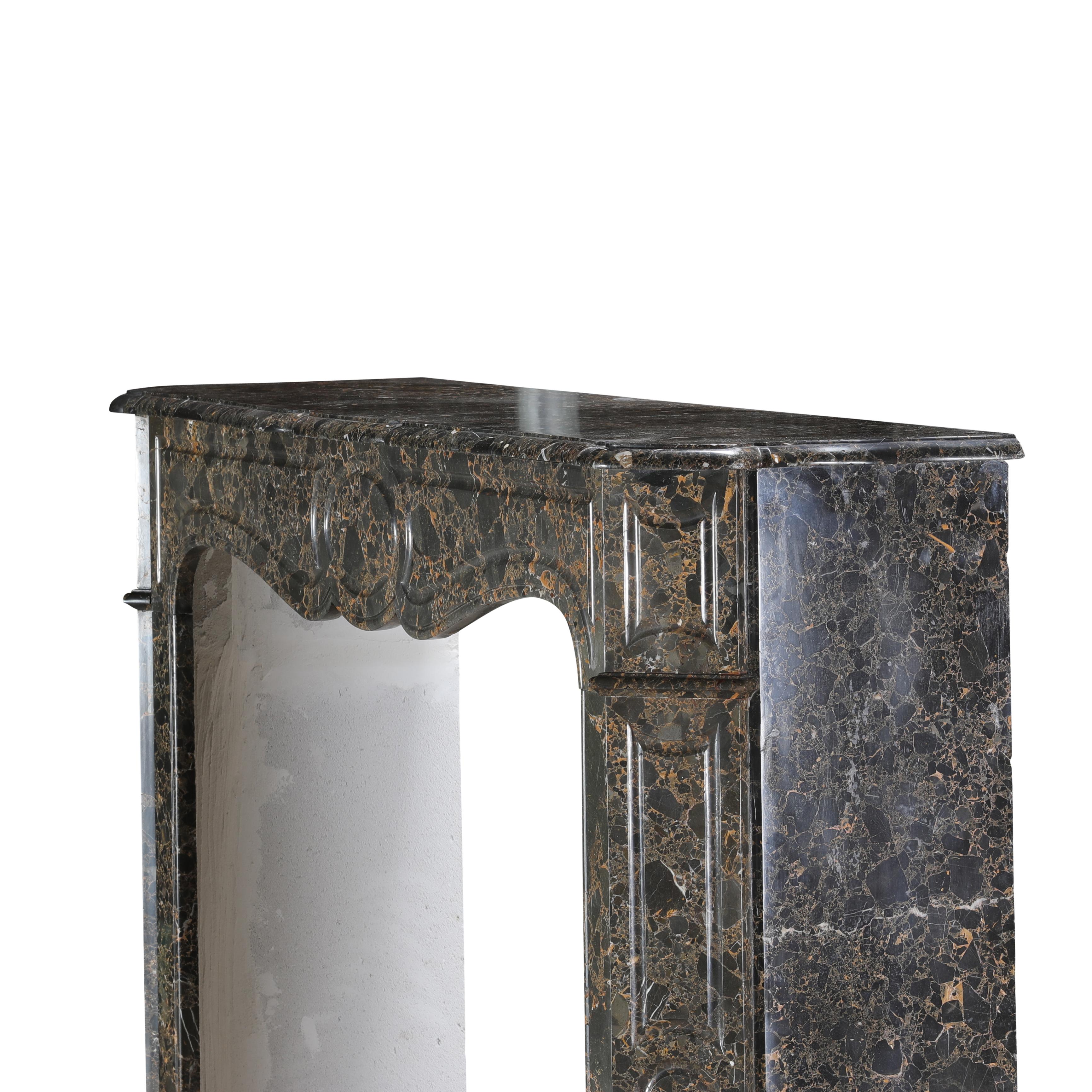 Repisa de chimenea parisina Pompadour de mármol Portor des Pyrénées Breche, poco común en venta 1