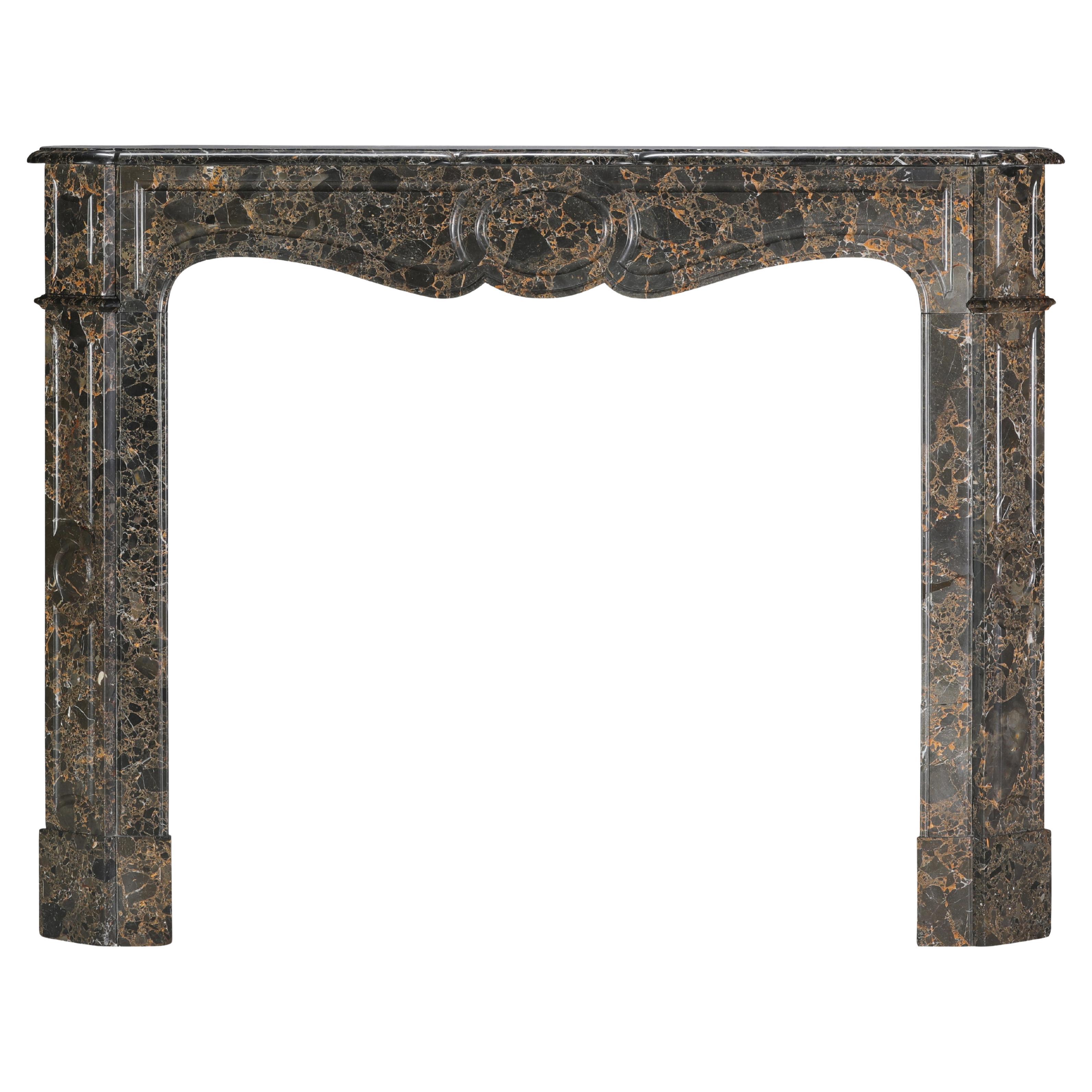 Mantello parigino Pompadour in raro marmo Portor des Pyrénées Breche