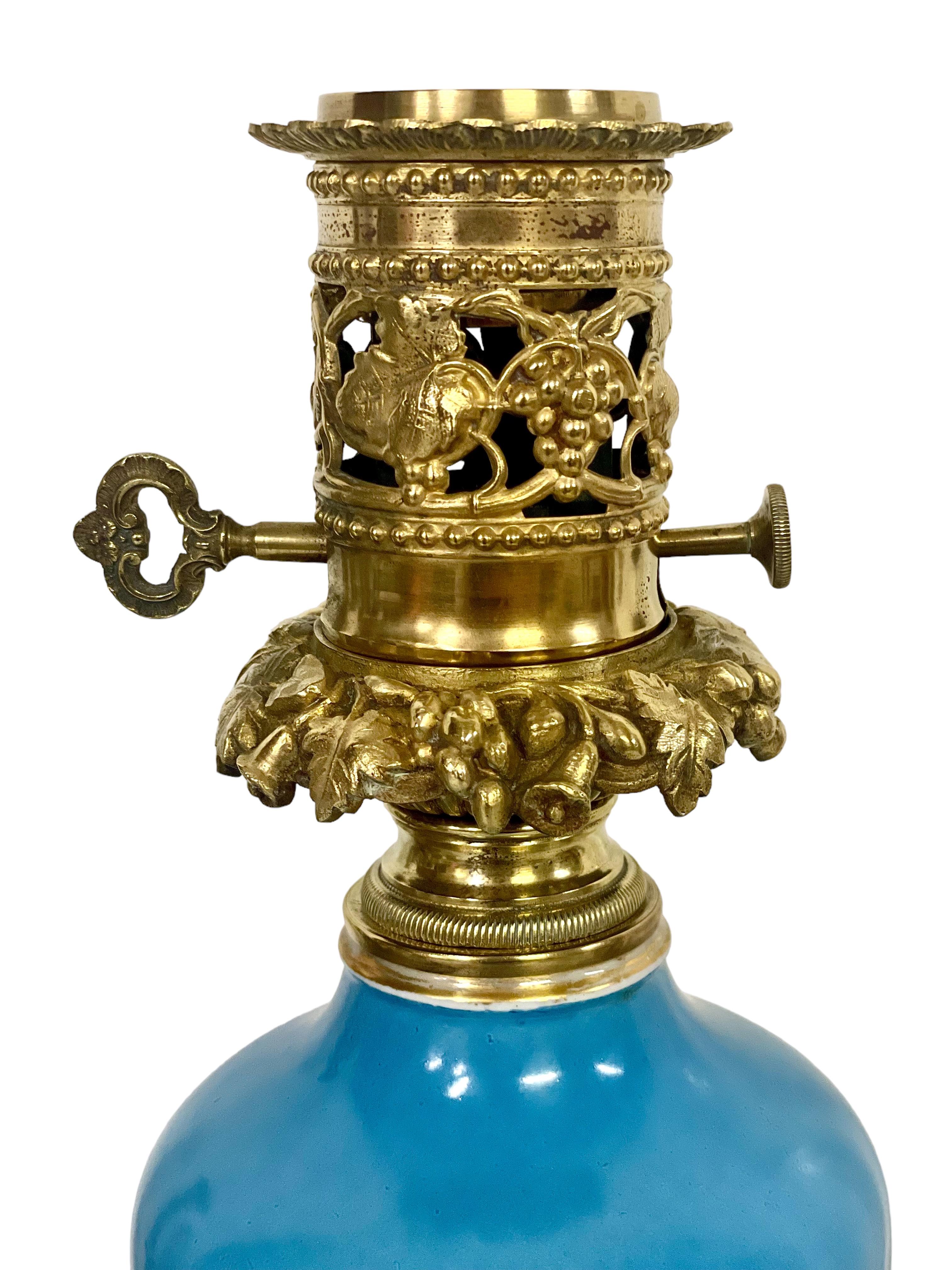 Napoléon III Lampe à huile parisienne en porcelaine avec cheminée en verre en vente