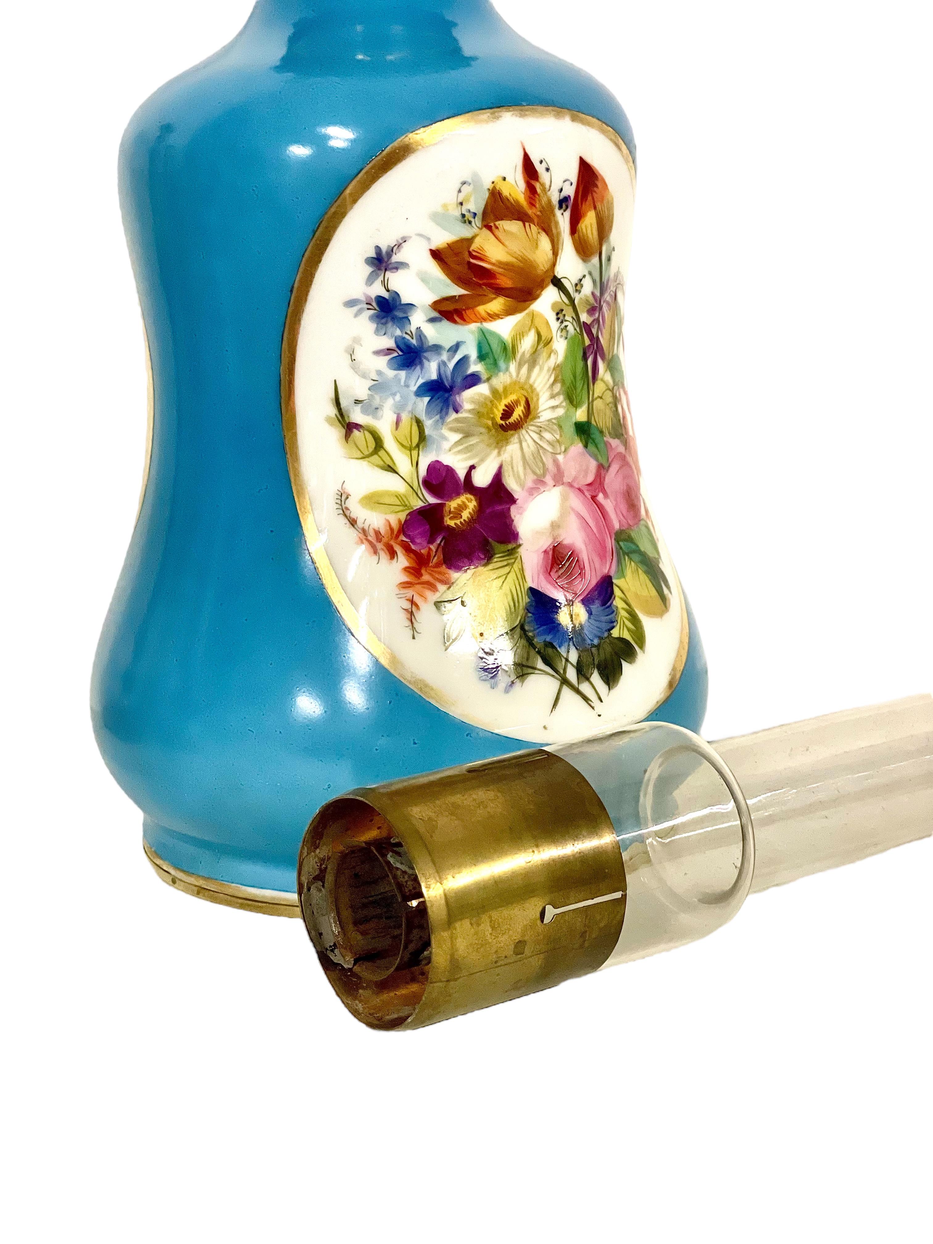 Parisian Porcelain Oil Lamp with Glass Chimney In Good Condition For Sale In LA CIOTAT, FR