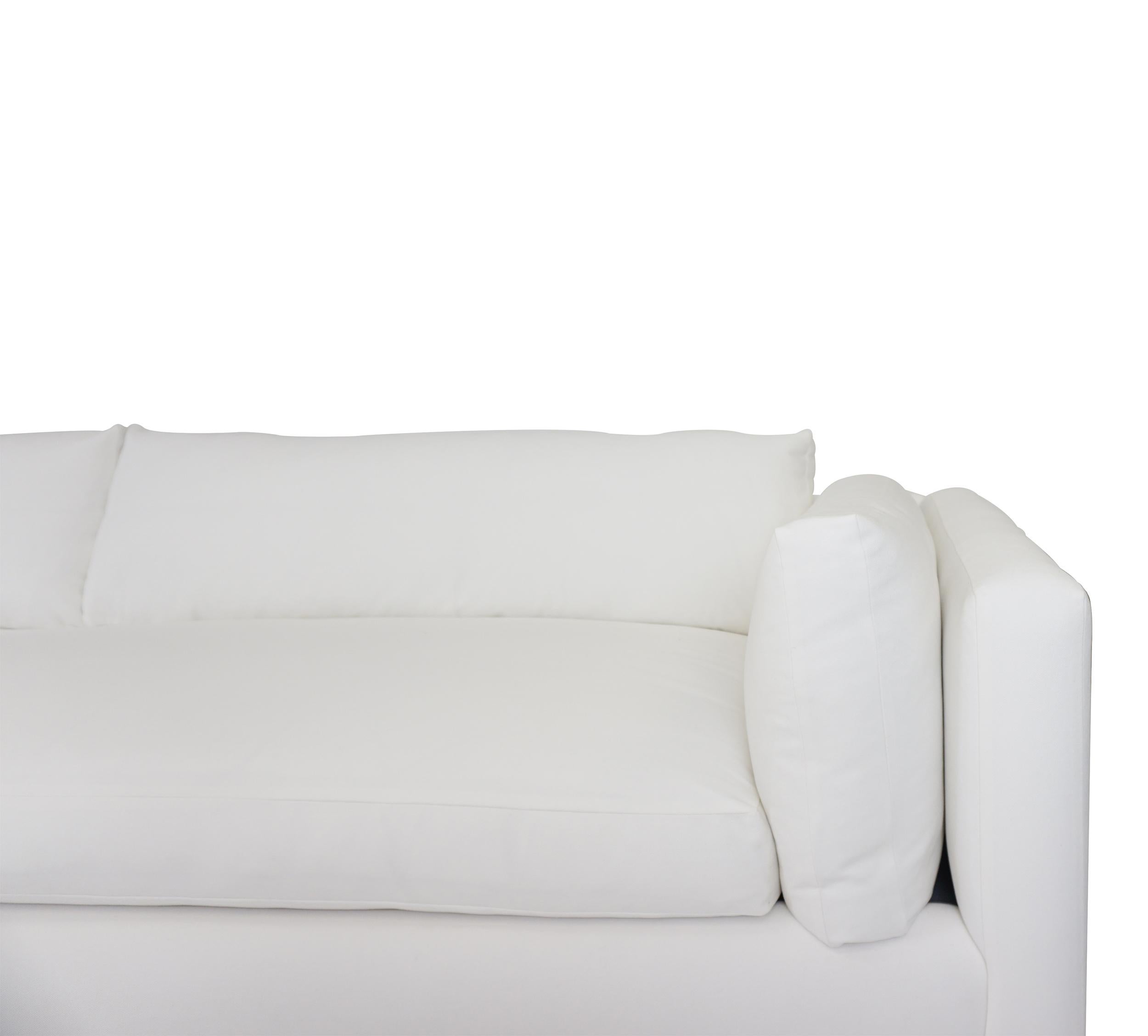 Divano in stile parigino con cuscino singolo della panca e grandi cuscini laterali e dello schienale, tutti imbottiti in piuma/piuma. In denim bianco con gambe laccate nere. Il tessuto e la finitura delle gambe possono essere personalizzati.