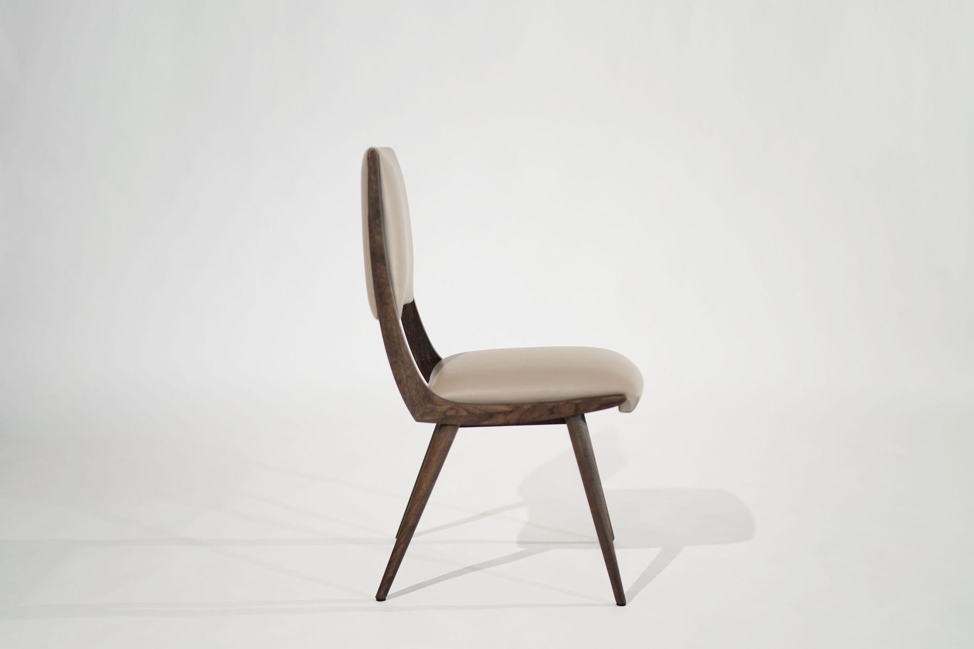 Voici la chaise Parisiano, une pièce intemporelle inspirée des designs emblématiques d'ICon et Luisa Parisi. Fabriquée en noyer ou en chêne massif, cette chaise respire l'élégance et la sophistication, parfaite pour tout décor de salle à