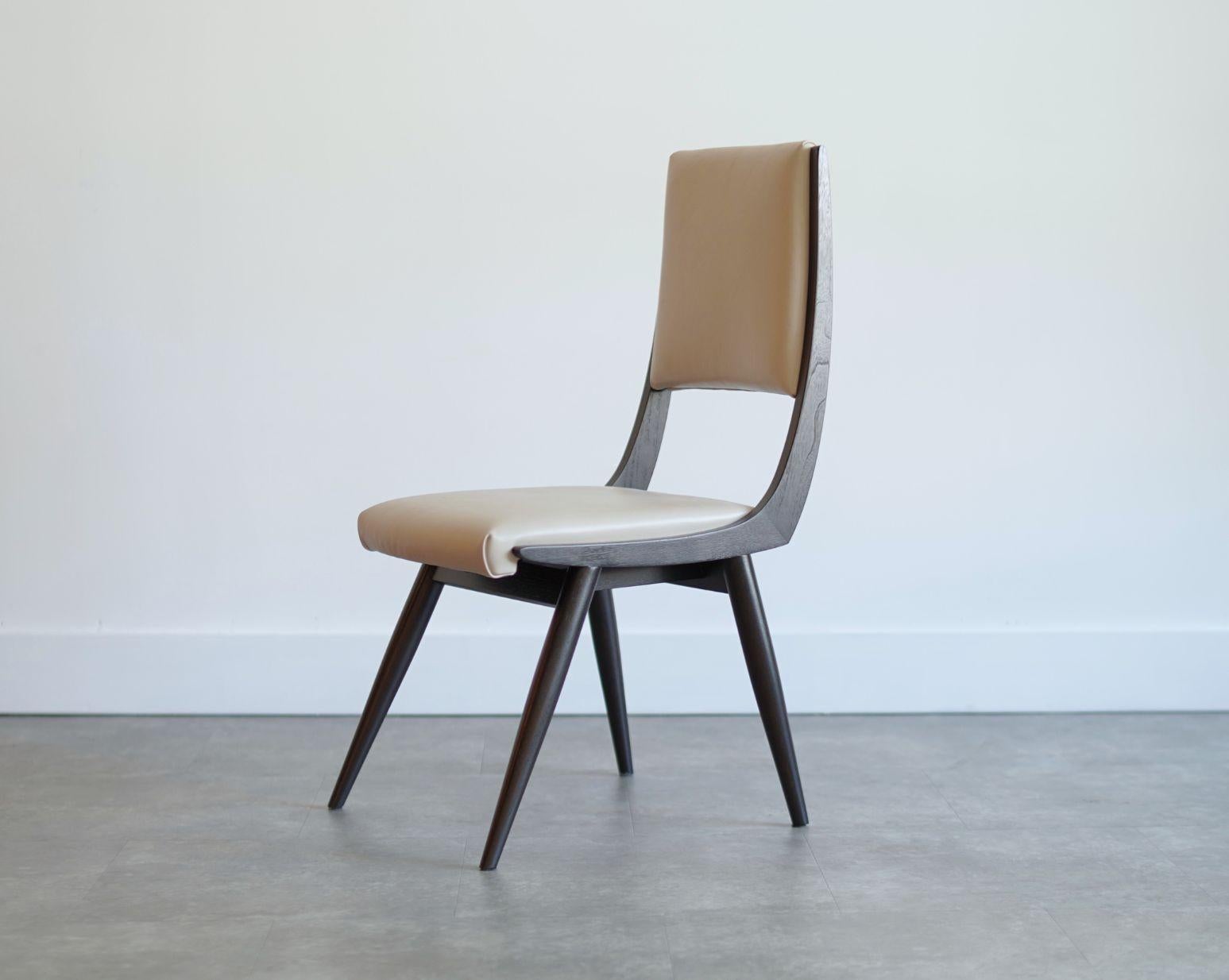 Der Parisiano Chair zelebriert zeitlosen Luxus und meisterhaftes Design. Inspiriert durch  Der von Ico Parisi entworfene und in Connecticut gefertigte Stuhl verbindet skulpturale Eleganz mit maßgeschneiderter Raffinesse. Die raffinierte Silhouette