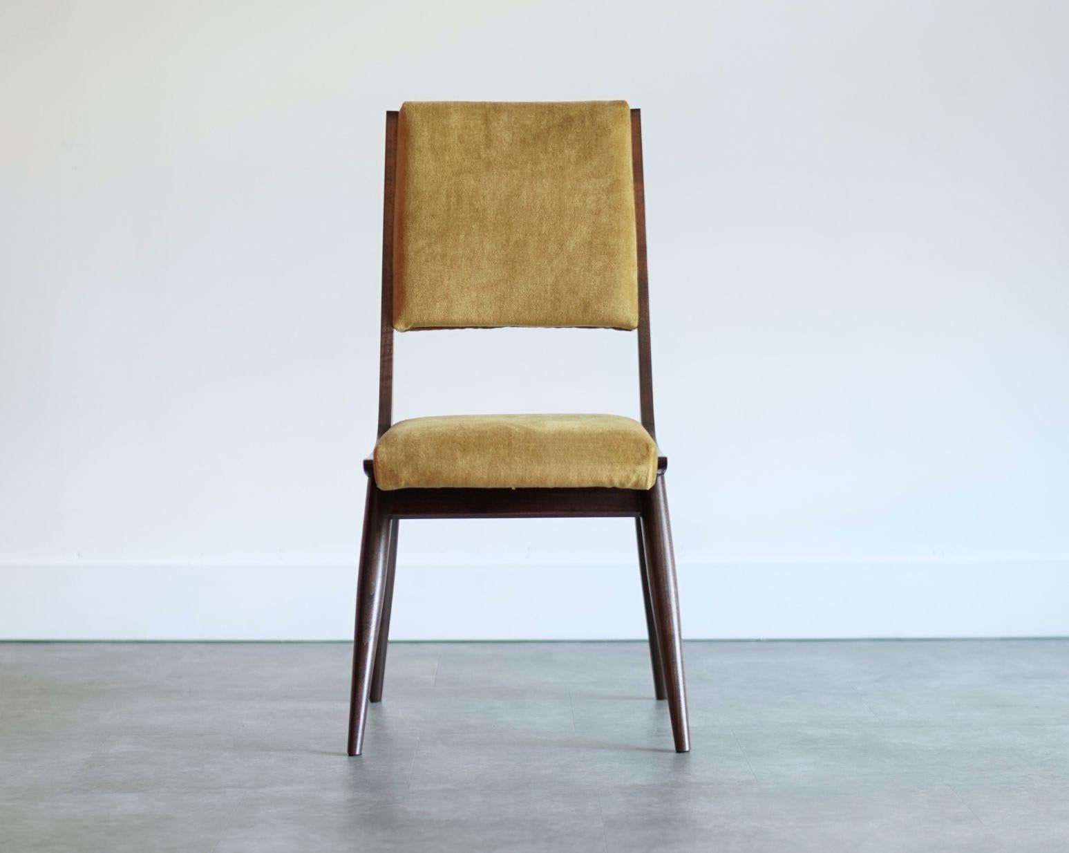 Der Parisiano Chair zelebriert zeitlosen Luxus und meisterhaftes Design. Inspiriert durch  Der von Ico Parisi entworfene und in Connecticut gefertigte Stuhl verbindet skulpturale Eleganz mit maßgeschneiderter Raffinesse. Die raffinierte Silhouette