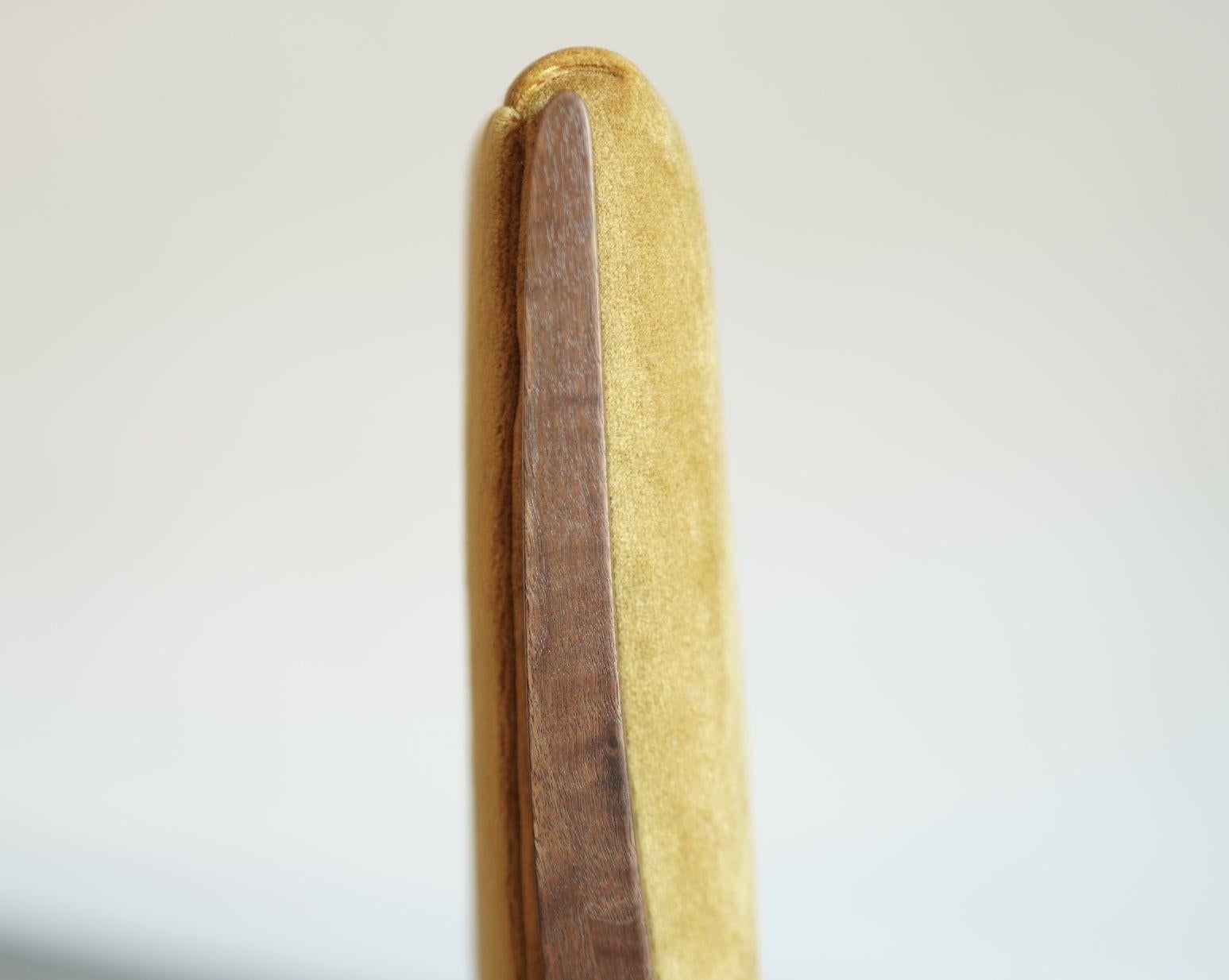 Parisiano Esszimmerstuhl aus Nussbaumholz von Stamford Modern (Samt) im Angebot