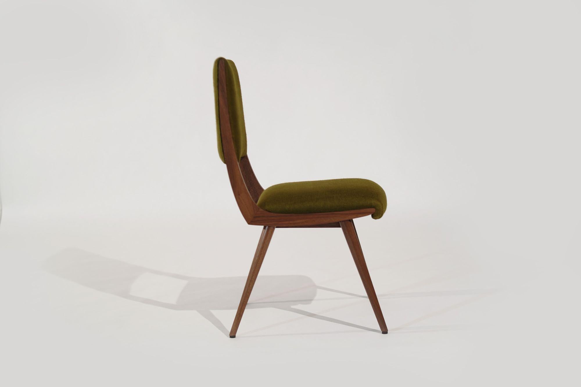 Der Parisiano Chair ist ein zeitloses Möbelstück, das von den ikonischen Entwürfen von Ico und Luisa Parisi inspiriert ist. Der aus massivem Nussbaum oder Eiche gefertigte Stuhl strahlt Eleganz und Raffinesse aus und eignet sich perfekt für jeden