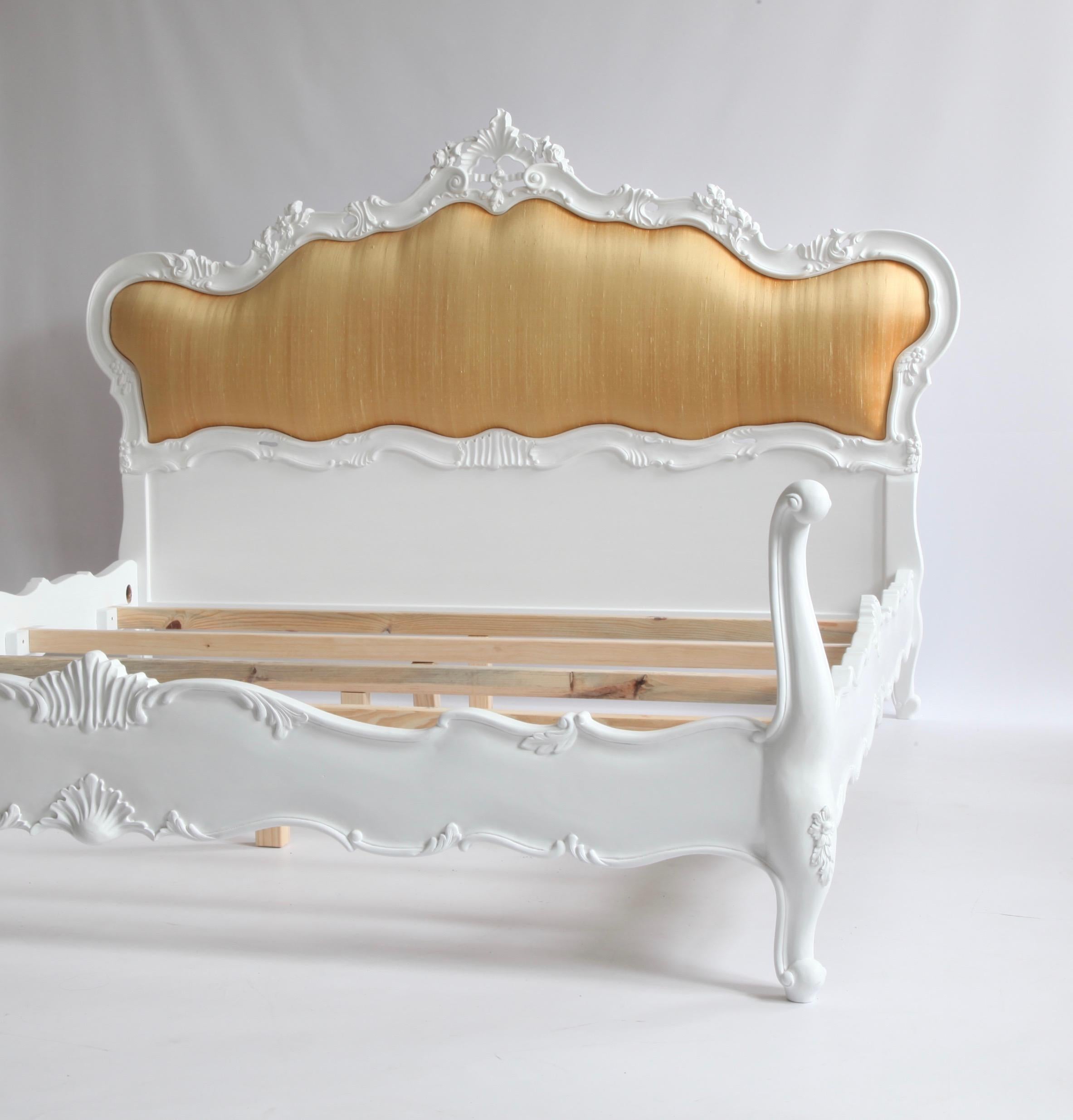 Parisienne-Bett, handgeschnitzt im Louis XV.-Stil, hergestellt von La Maison London (Holz) im Angebot