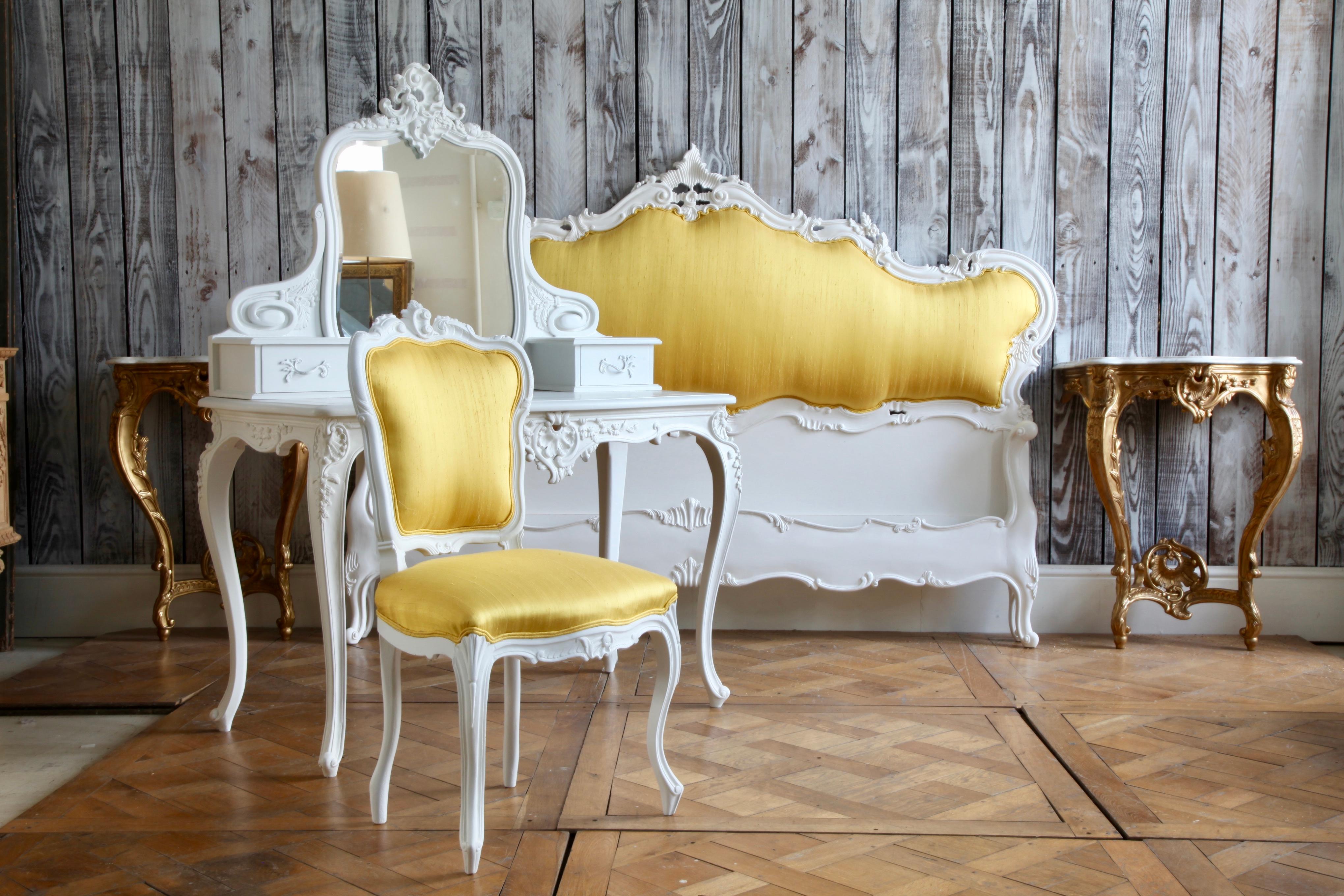 Parisienne-Bett, handgeschnitzt im Louis XV.-Stil, hergestellt von La Maison London im Angebot 3