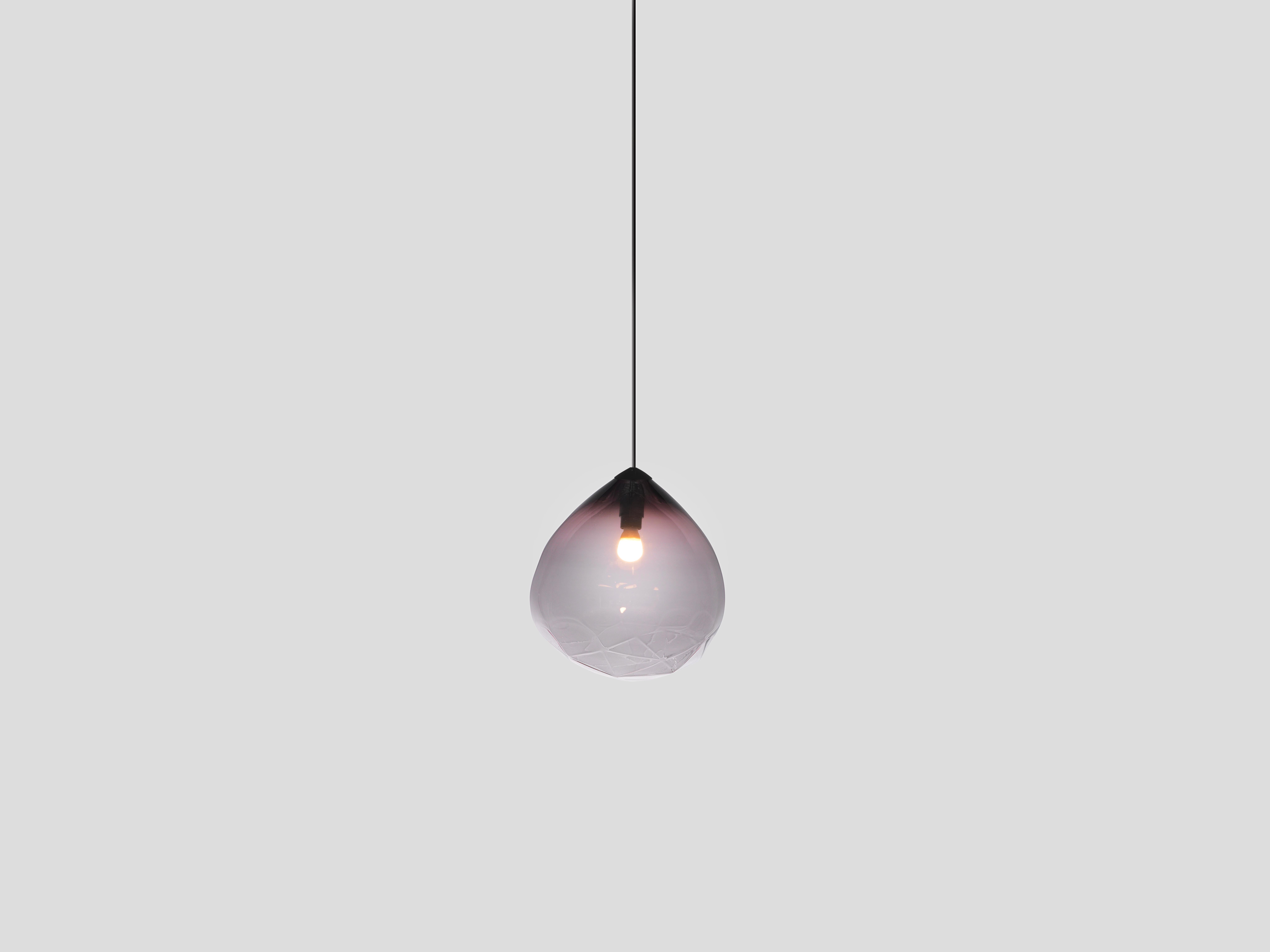 Lampada a sospensione Parison nera di Resident
Dimensioni: D. A. 30 x H. 35 cm
Materiali: Vetro.
Peso: 3,6 kg.

Circa: 
Fondata da Simon James e Scott Bridgens nel 2011, Resident è la casa di pezzi di design duraturi creati per la prossima