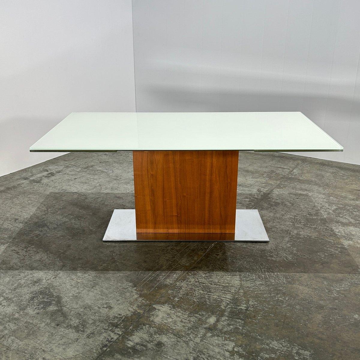 Presentamos la Mesa extensible de cristal Park de Calligaris, un complemento impresionante para cualquier hogar moderno. Esta mesa elegante y sofisticada presenta un tablero liso y una robusta base de madera y metal, creando un aspecto contemporáneo