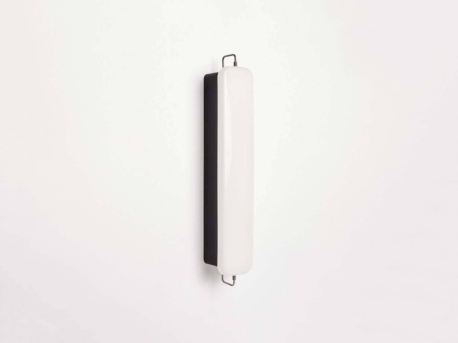 PARK III utiliza una forma alargada de cristal de leche en forma de almohada, colocada sobre una esbelta forma esmaltada. La luminaria actúa a la vez como caja de luz y bañador de pared, difundiendo la luz hacia fuera y reflejándola contra la pared.