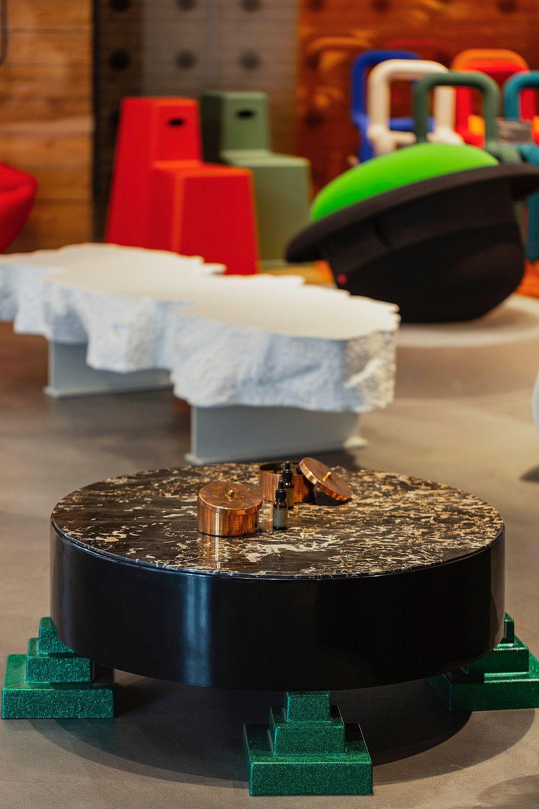 Park Lane Low Fibreglass and Marble Coffee Table by Memphis, Ettore Sottsass For Sale 2