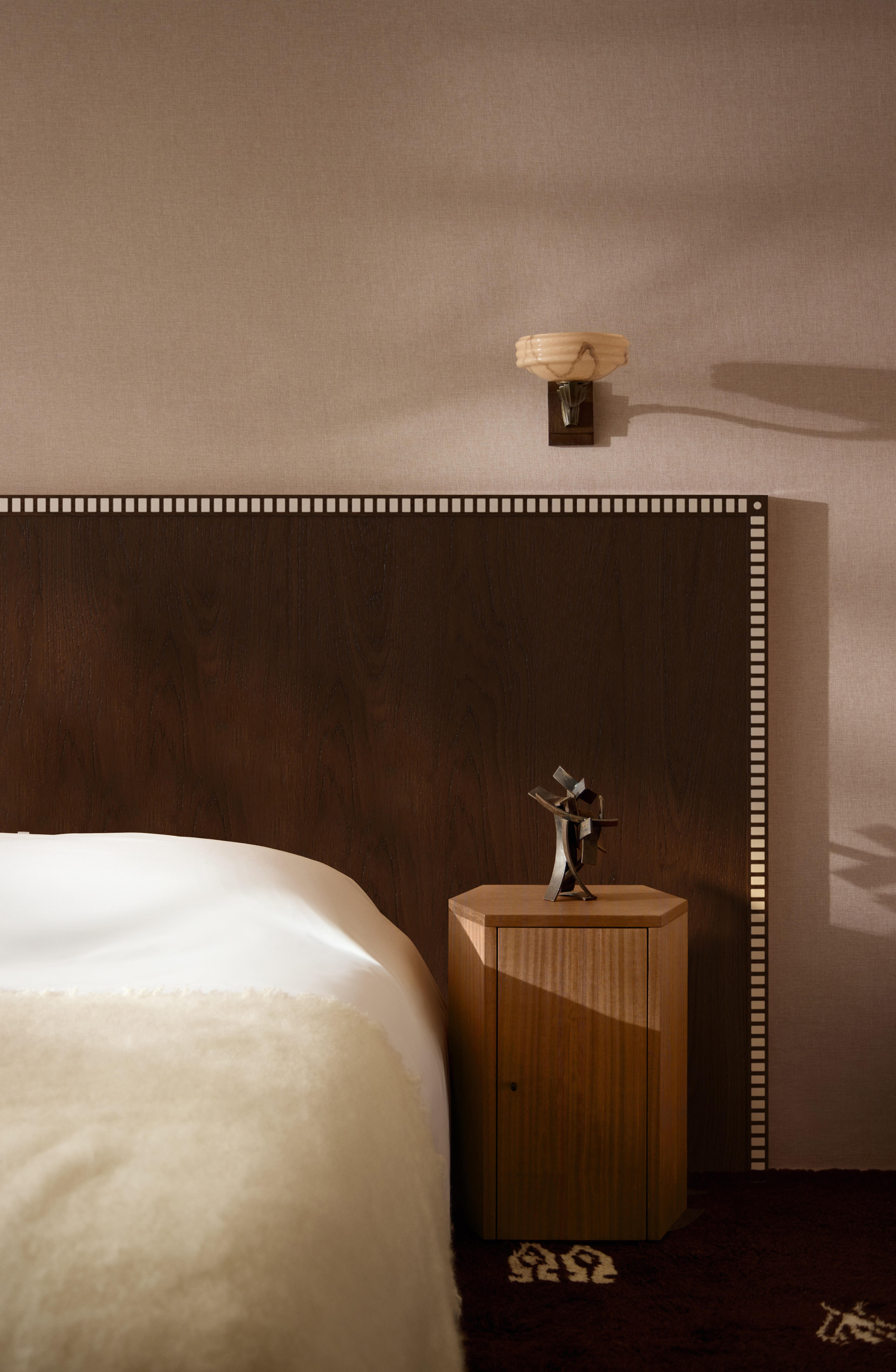 Il comodino Park è l'incarnazione di una squisita maestria, con dimensioni meticolosamente proporzionate e dettagli eccezionali che lo rendono un compagno ideale per il letto. I nostri mobili sono realizzati con cura per diventare punti focali