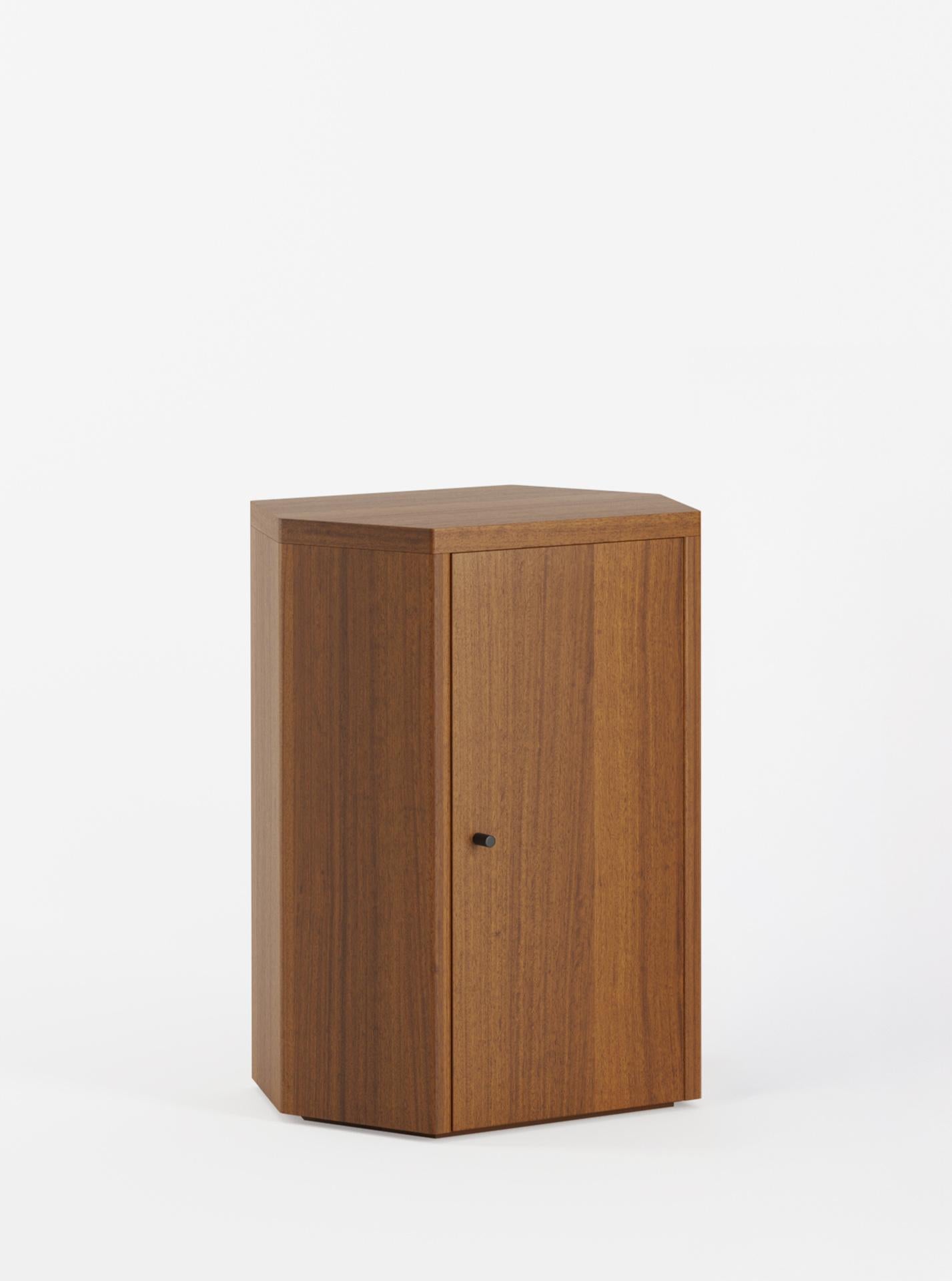 Mesilla de noche Park Mueble individual derecho en madera de iroko aceitada por Yaniv Chen para Lemon Sudafricano en venta