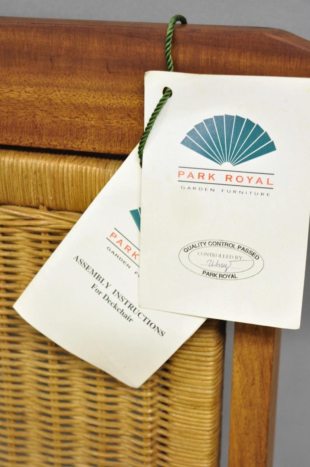 Legno massiccio Park Royal British Colonial in legno duro e vimini Plantation Foldes Deck Chair Pair in vendita