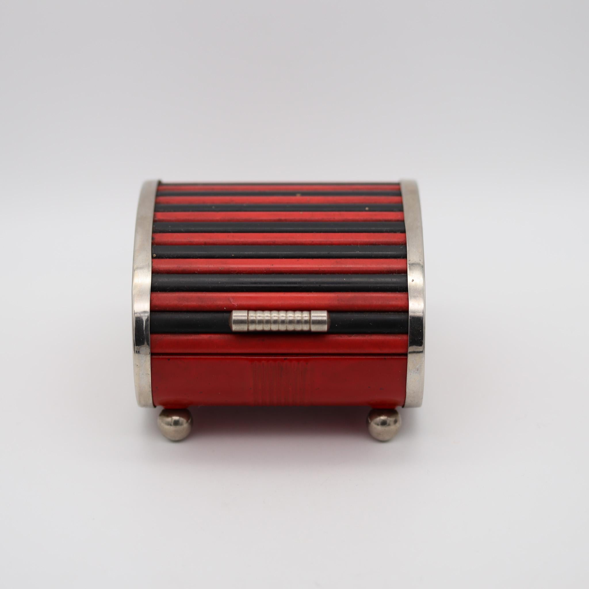 Dekorativer Rollcontainer für den Schreibtisch, entworfen von Park Sherman.

Sehr dekorative Schreibtischbox, die während der Art-Deco-Periode in Amerika von der Park Sherman Company in den 1930er Jahren hergestellt wurde. Diese Rolldeckelbox ist