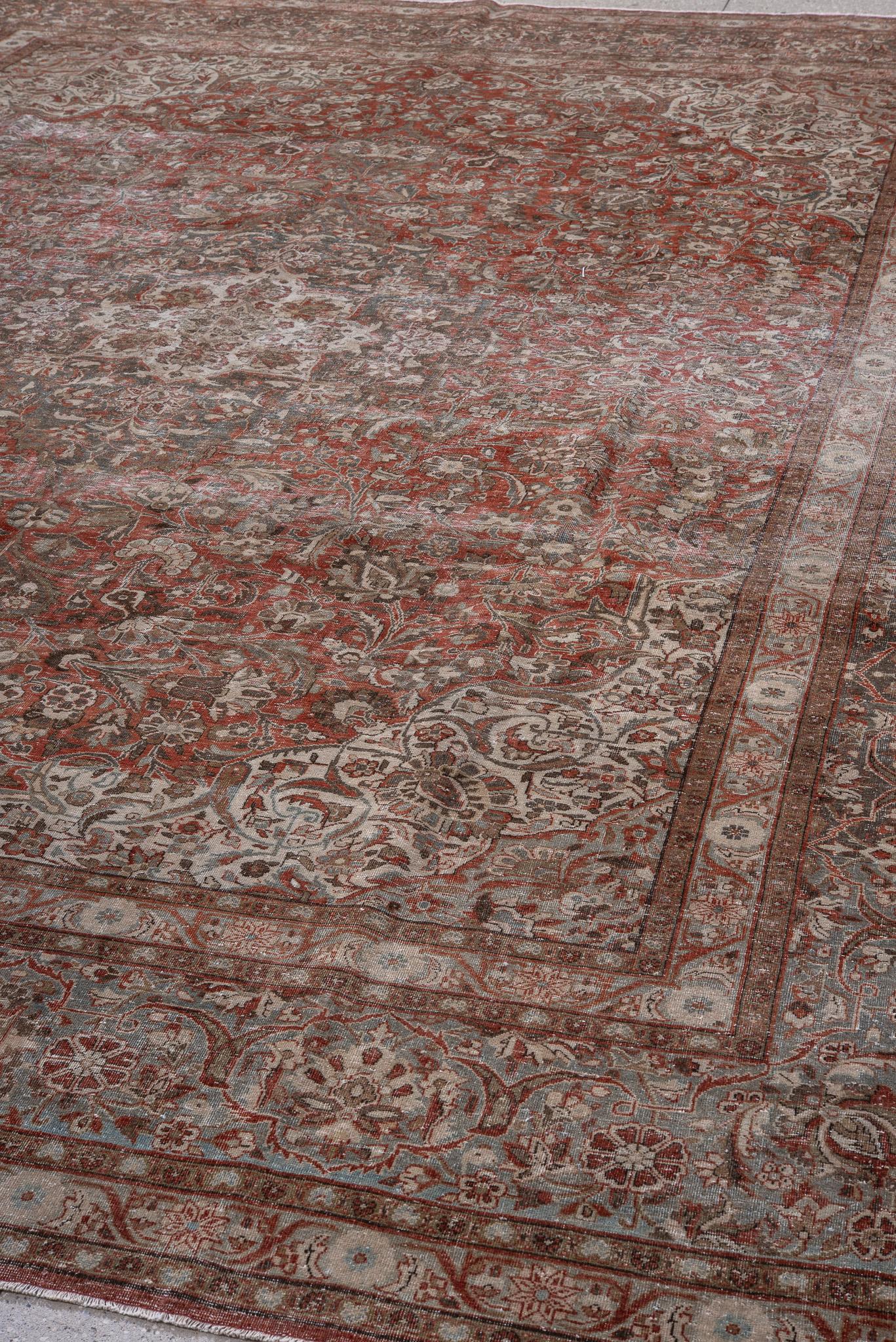 Des tapis exceptionnels du XIXe siècle provenant du district de Heriz, dans la province d'Azerbaïdjan, au nord-ouest de la Perse, sont appréciés pour la beauté de leurs palettes et de leurs motifs géométriques. Plusieurs villages de la région, dont