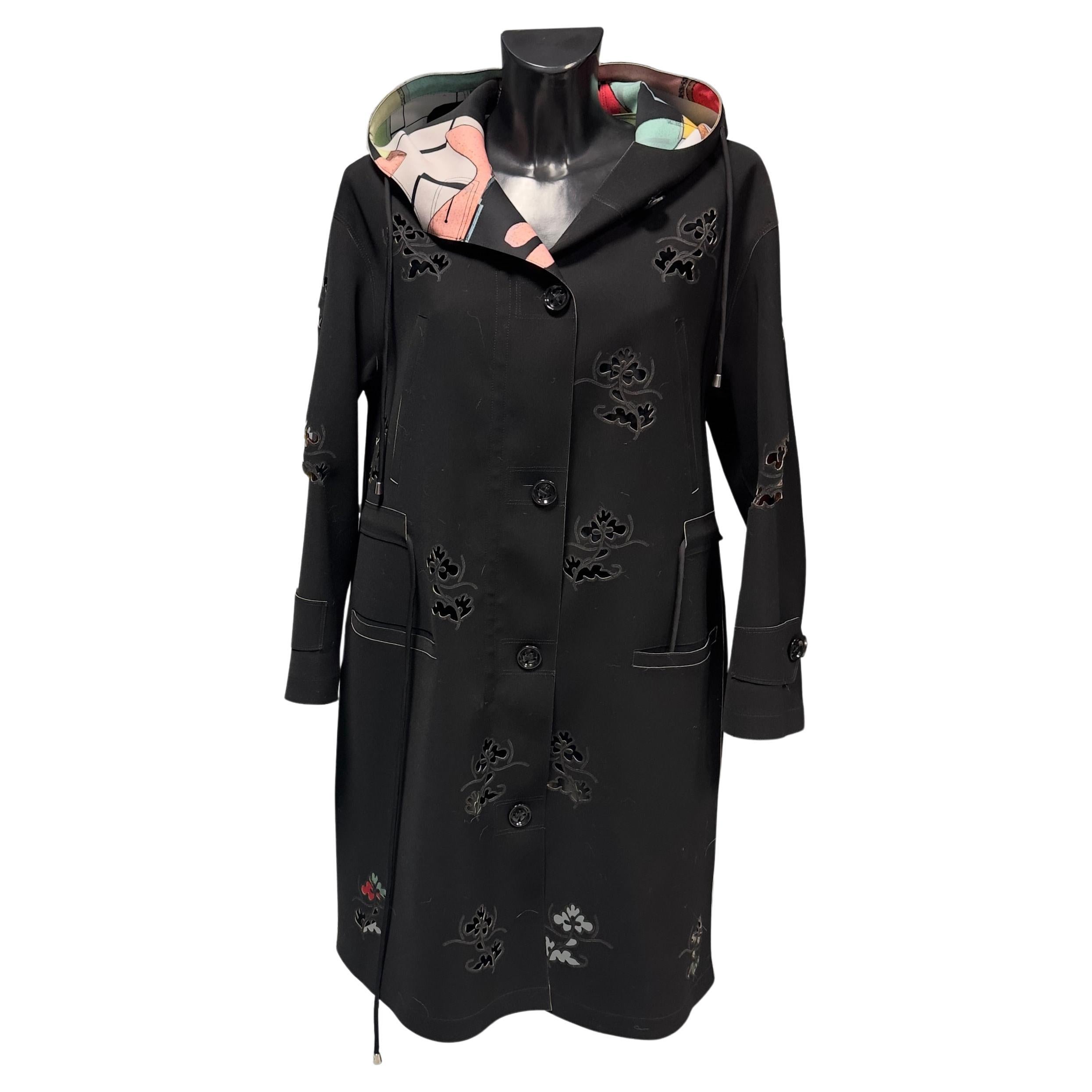 Giorgio Armani schwarzer Parka mit perforierten Einsätzen 
Reißverschluss, Knopf und Bundverschluss.
Gold mit Kapuze, ideal für die Zwischensaison. Das Kleidungsstück ist wie neu, das Innenfutter ist mit mir gefärbt, das kann man an den Einlagen und