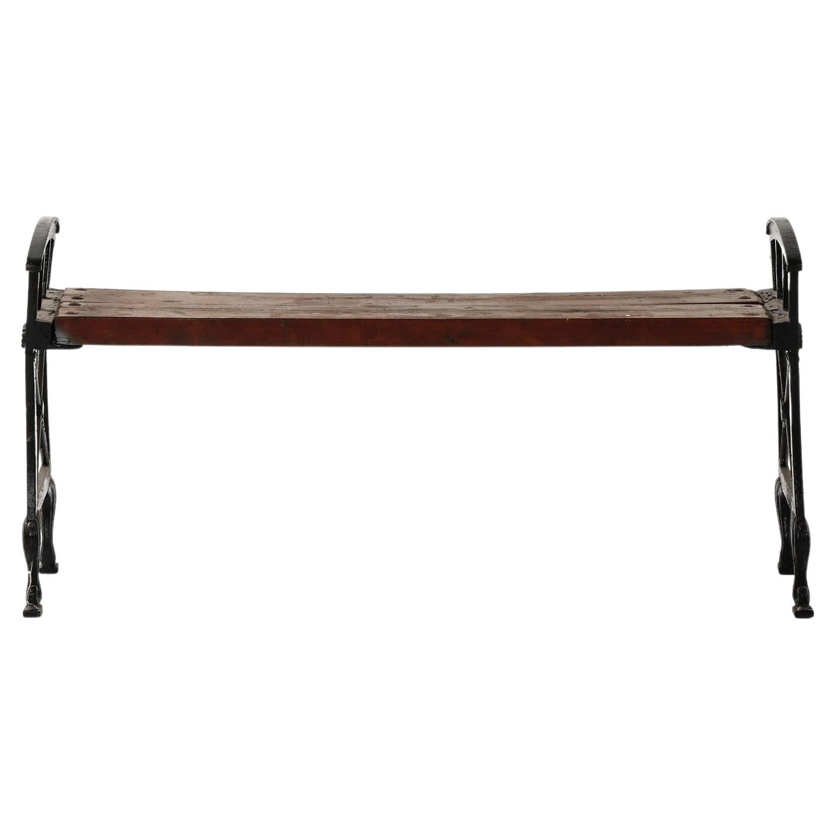Panchina "Parkbänk Nr 2" in ghisa e legno dipinto di Folke Bensow, 1920