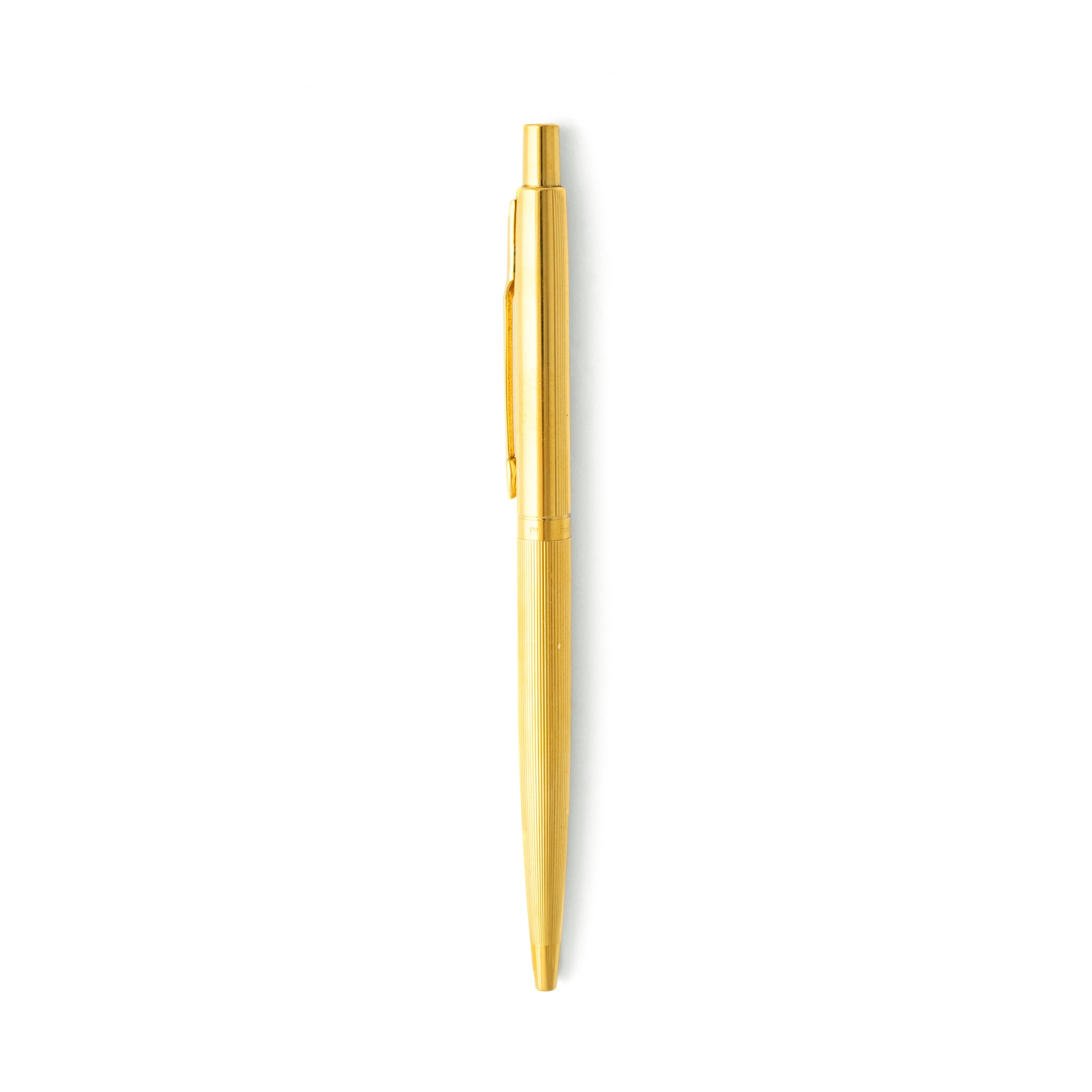 Stylo à bille Parker plaqué or.
Collectional S Classic.

Dimensions : 13,20 x 0,75 centimètres : 13,20 x 0,75 centimètres.
Vendu tel quel. Nous ne garantissons pas le bon fonctionnement de ce stylo.