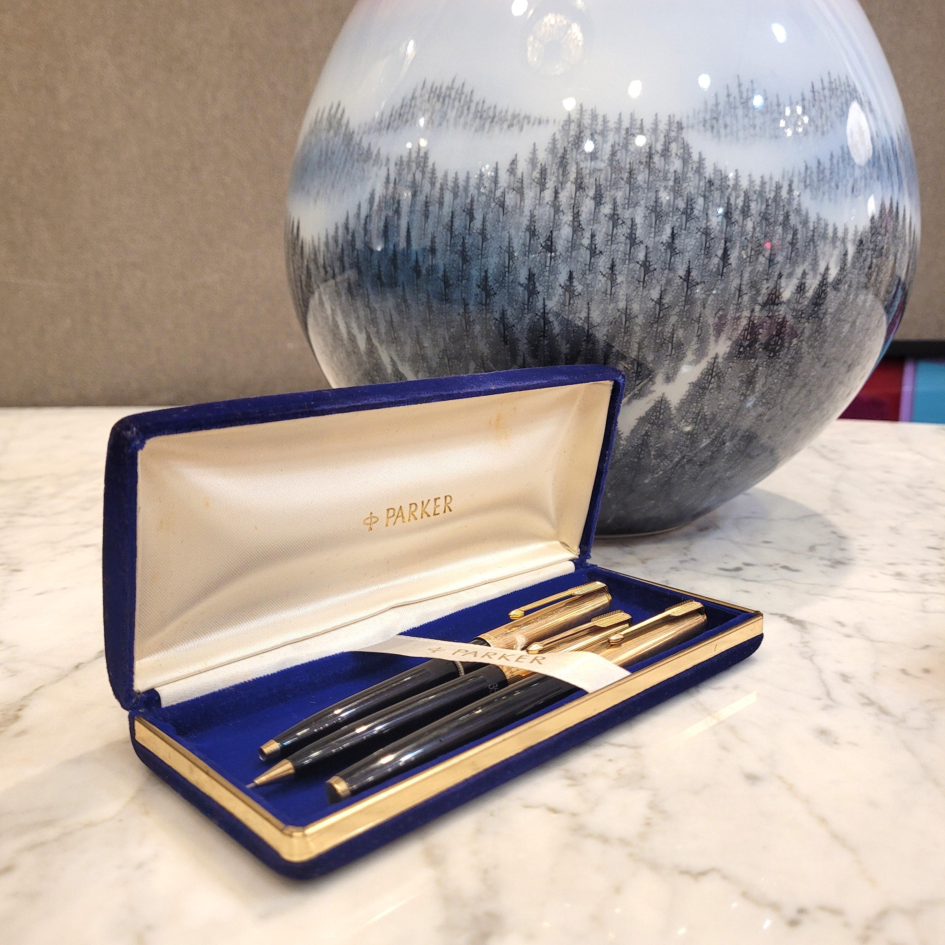 Excellent Parker writing set, consisting of a fountain pen, ballpoint pen and model 65 Custom Black mechanical pencil in its original case. Each of the three pieces retains its optimized silhouette and its emblematic fluted gold-plated steel cap