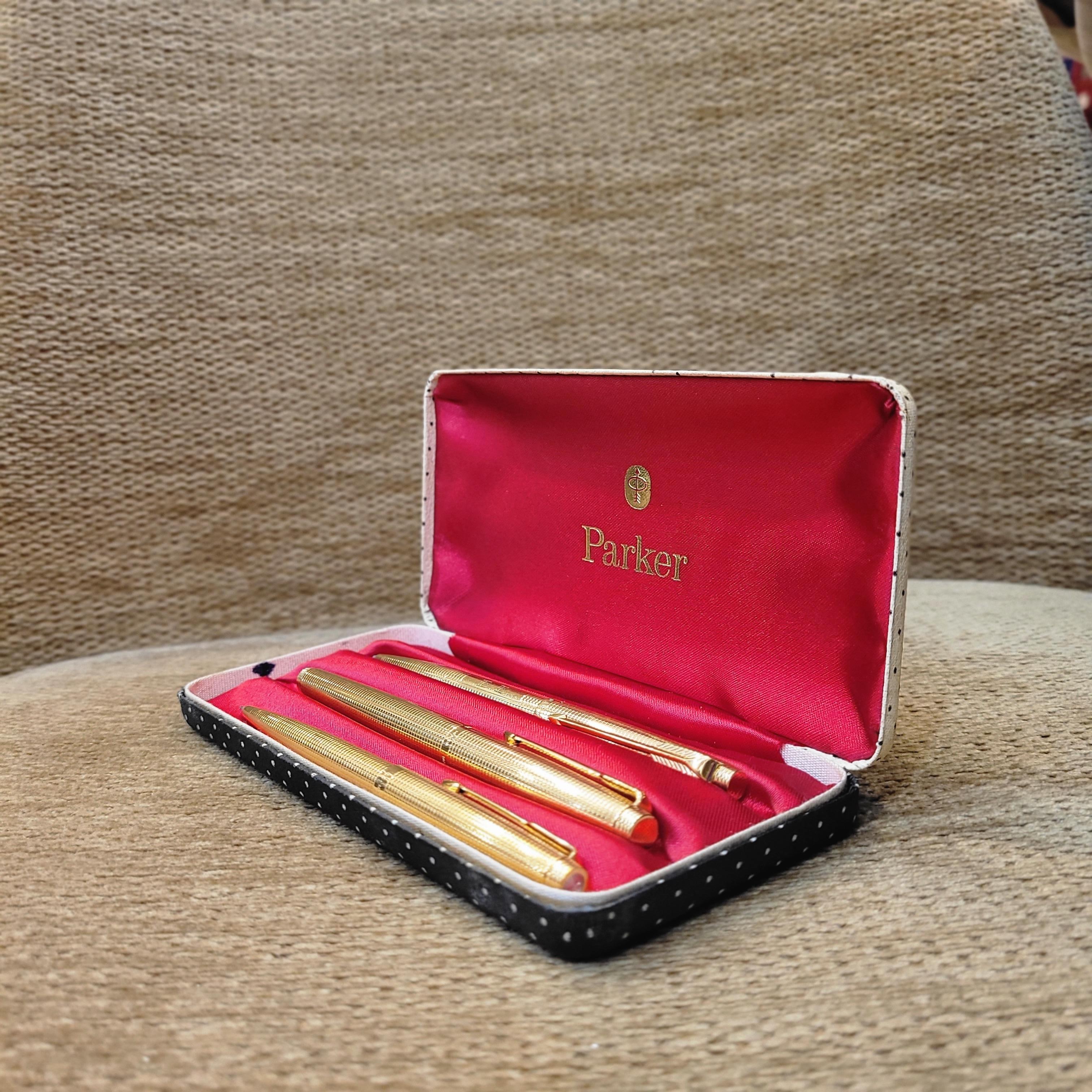 Parker 75 Custom Insignia writing set with case, 14k gold plated, 70's.
Excellent Parker writing set, consisting of a fountain pen, ballpoint pen and model 75 Custom Insignia mechanical pencil in its original case. Each of the three pieces retains