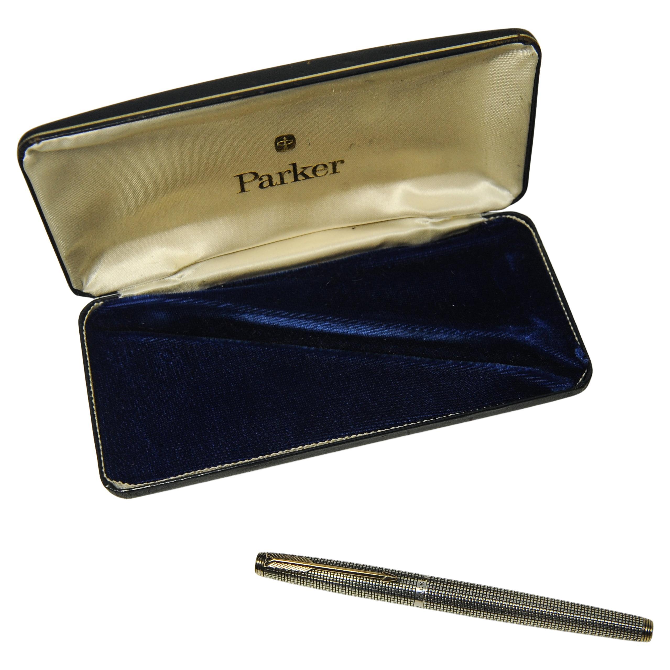 Parker 75 Vermeil Sterling Silber GT Fountain mit 14k Gelbgold Feder.

Geliefert mit einer Original Parker Blue Leather, Blue Velvet Lined Presentation Box 

Circa 1964-1969
Hergestellt in den USA

Parker führte die 75 im Jahr 1964 ein, wobei die