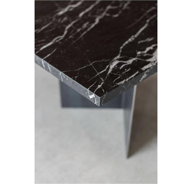 Cette table de salle à manger est fabriquée sur mesure à Los Angeles. La base en tôle est coupée à la bonne taille, pliée et soudée. La pierre est taillée sur mesure et adoucie.

Le marbre présente naturellement des fissures, de petites fentes, des