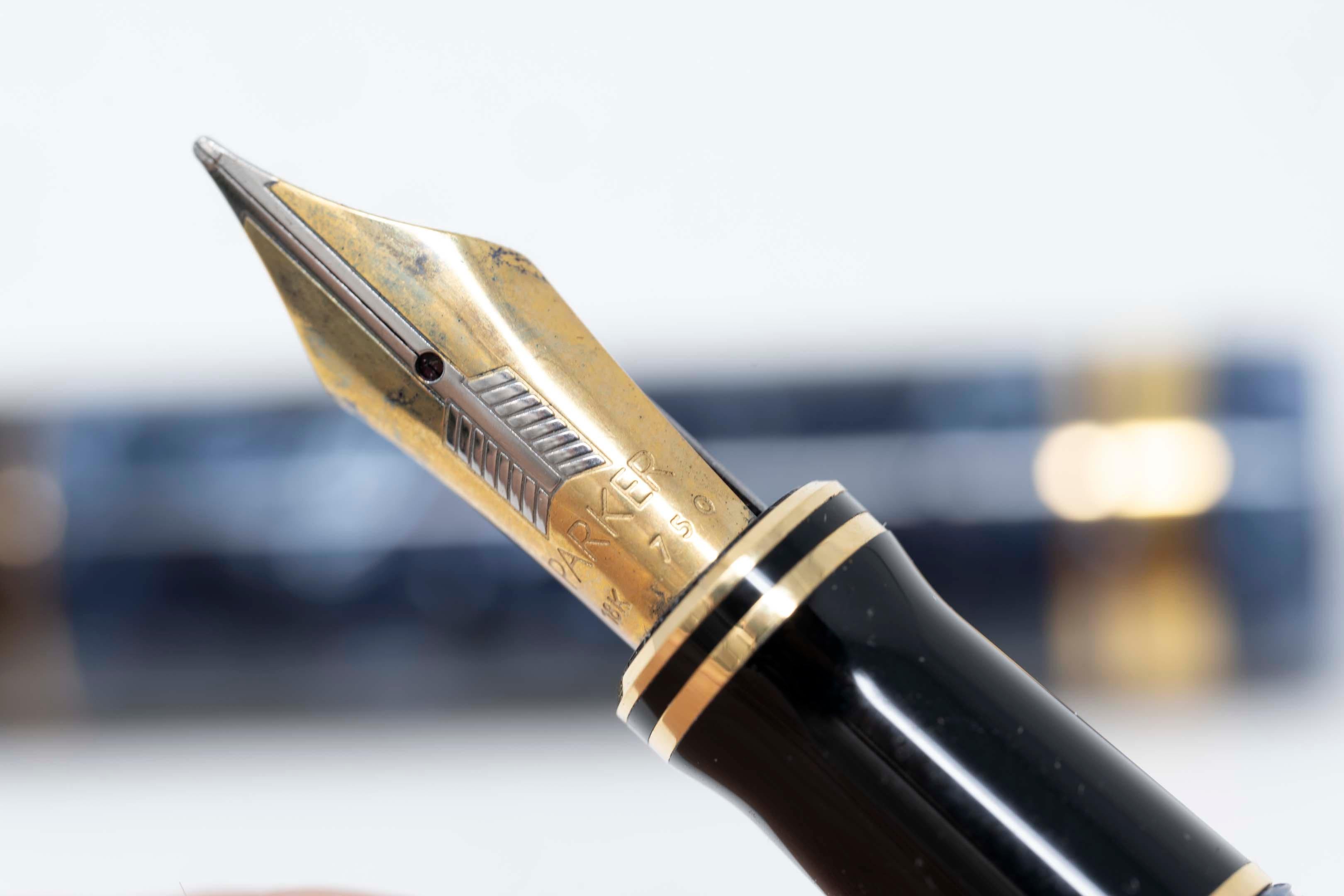 Parker Duofold Fountain Pen 18k Gold Nib In Good Condition For Sale In Montreal, QC